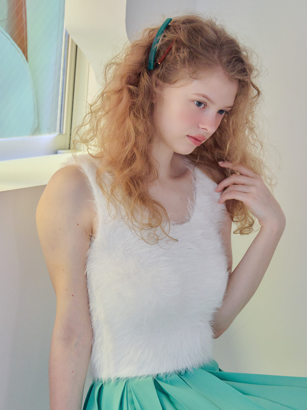 Back open shaggy knit tank top ホワイト size:M model:173cm Olesia