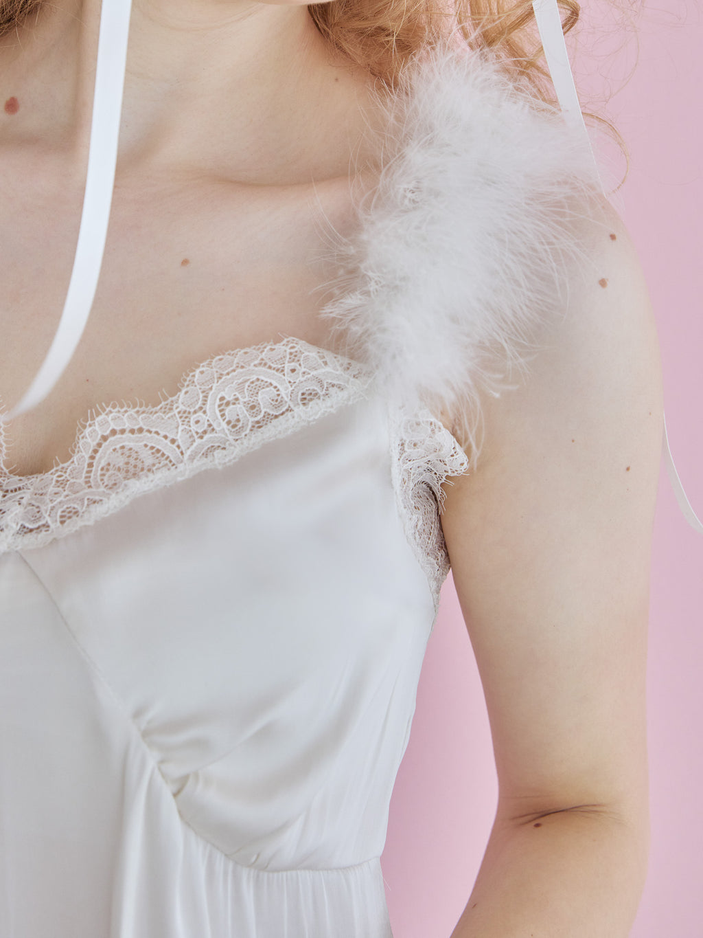 Fur shoulder satin camisole ホワイト size:M model:173cm Olesia