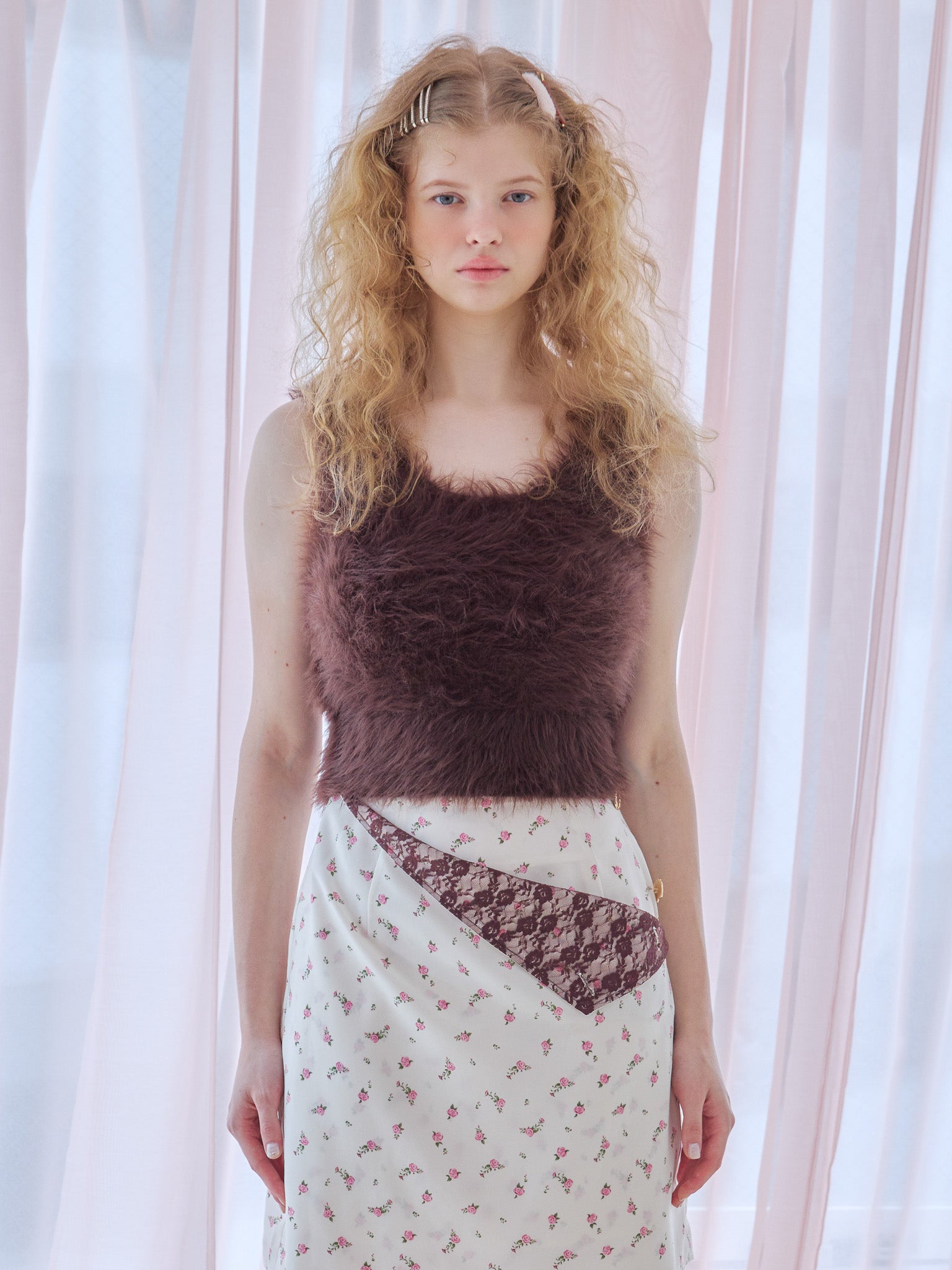 Back open shaggy knit tank top ブラウン size:M model:173cm Olesia