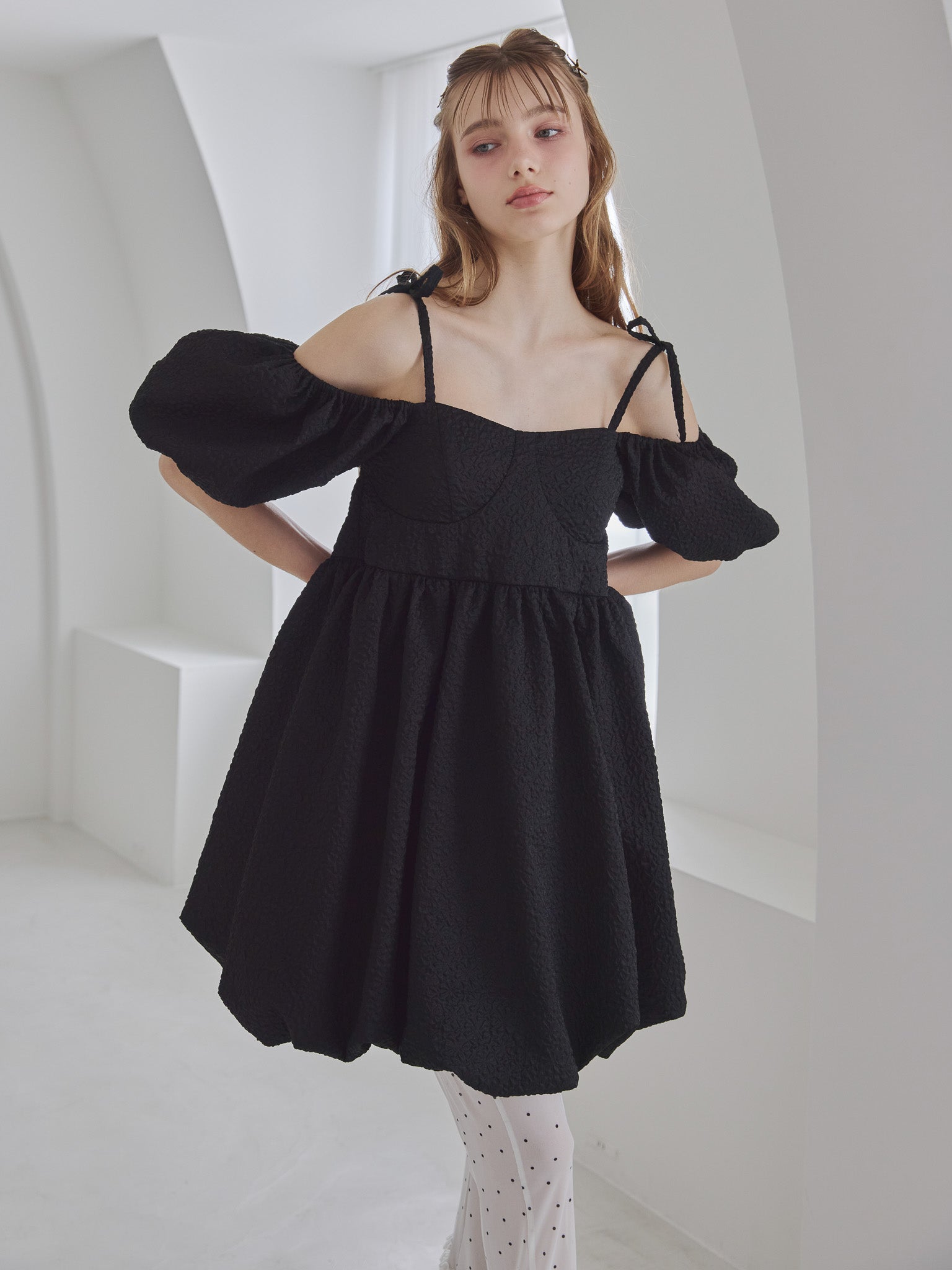 Back ribbon embossed volume mini dress ブラック size:M model:175cm MARTA
