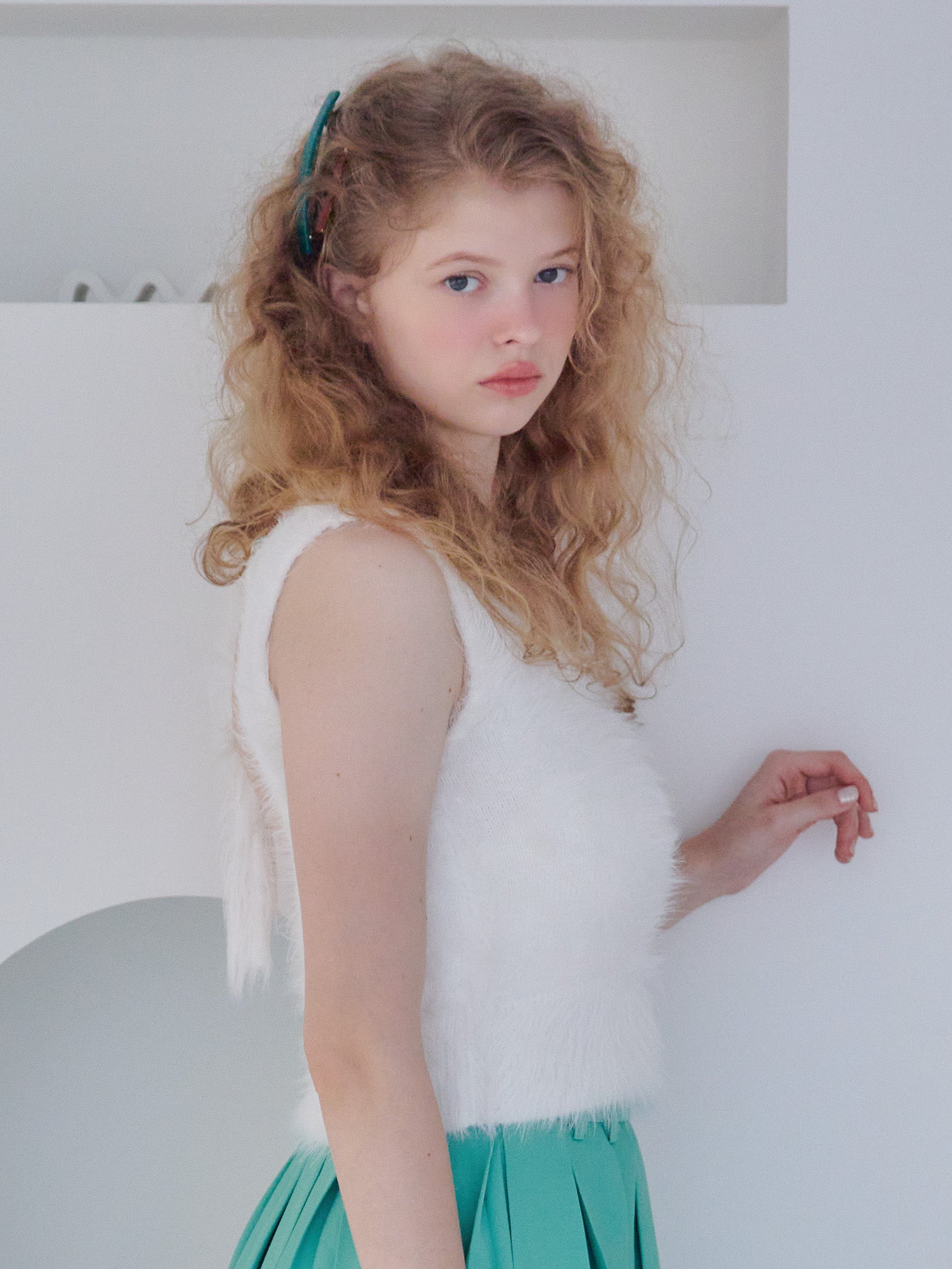 Back open shaggy knit tank top ホワイト size:M model:173cm Olesia