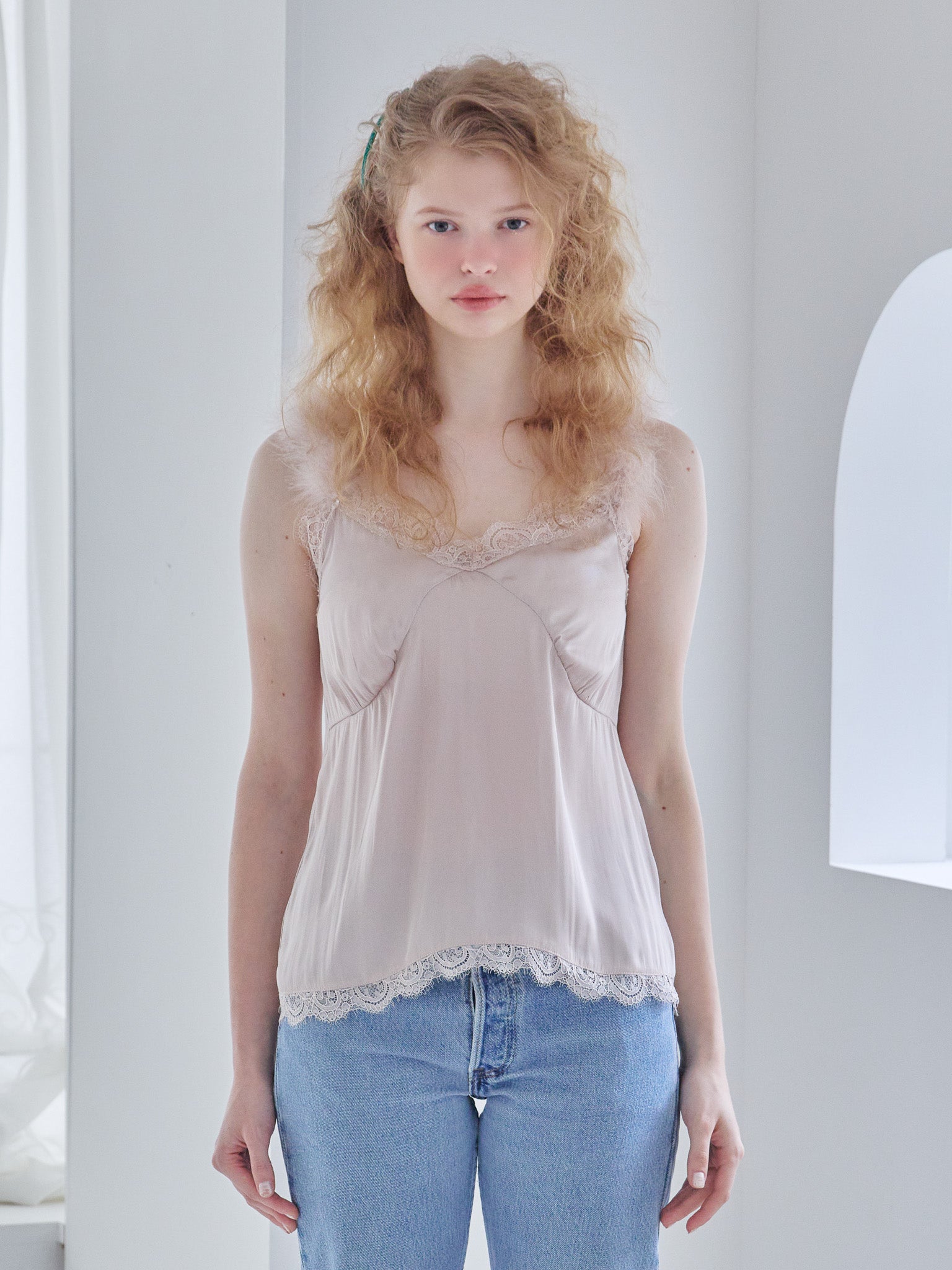Fur shoulder satin camisole ピンクベージュ size:M model:173cm Olesia