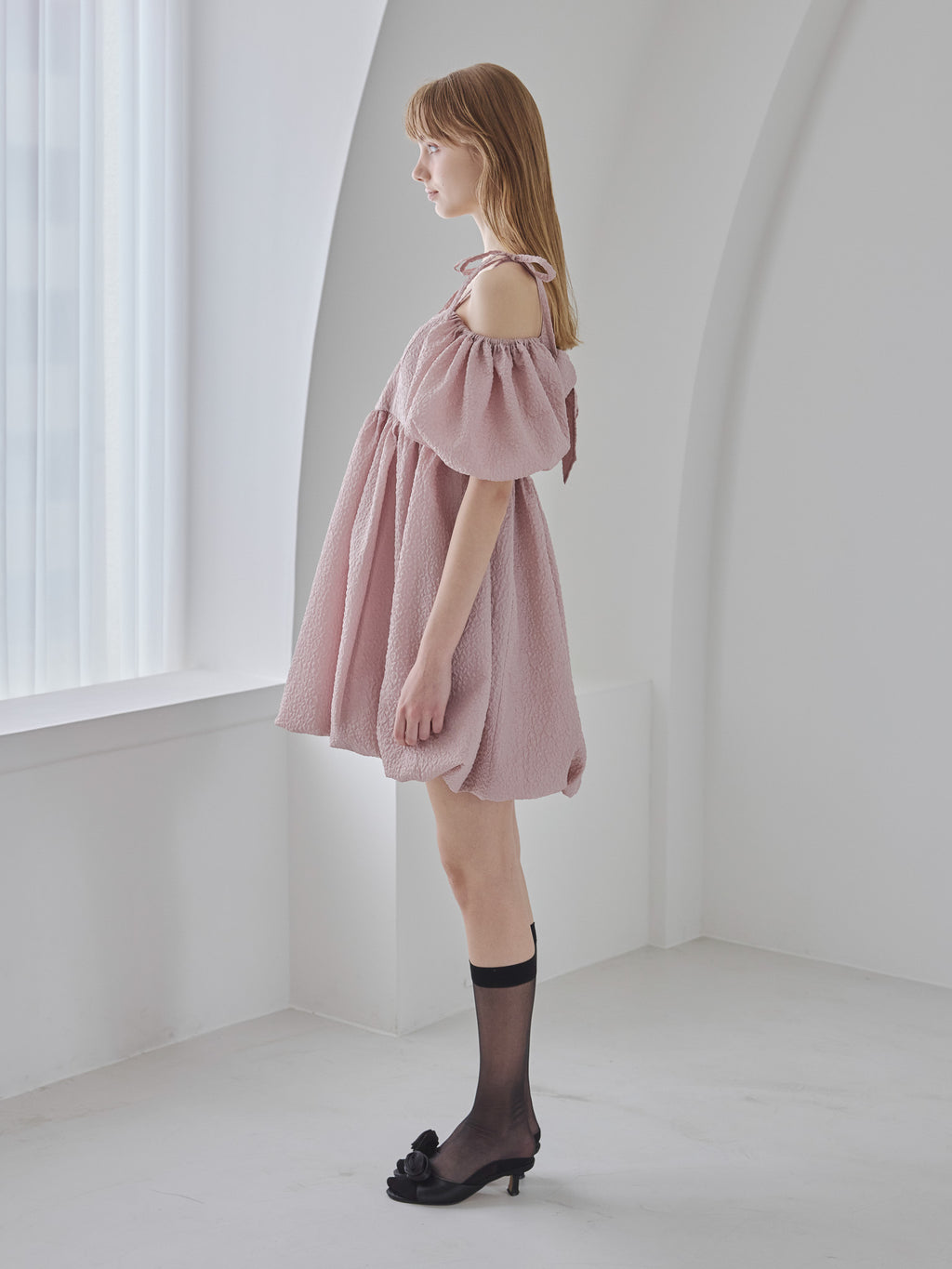 Back ribbon embossed volume mini dress ピンクベージュ size:M model:175cm MARTA
