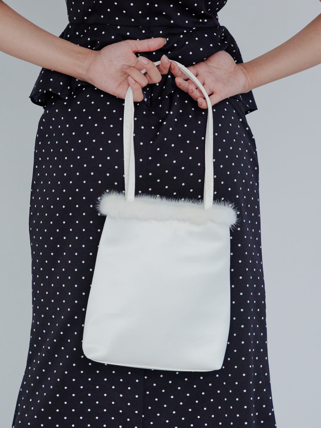 Fur satin bag ホワイト size:M model:161cm 富樫かなえ