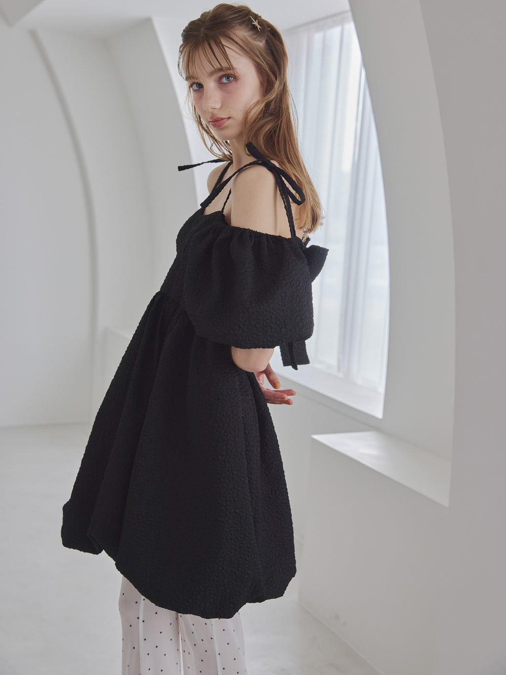 Back ribbon embossed volume mini dress ブラック size:M model:175cm MARTA