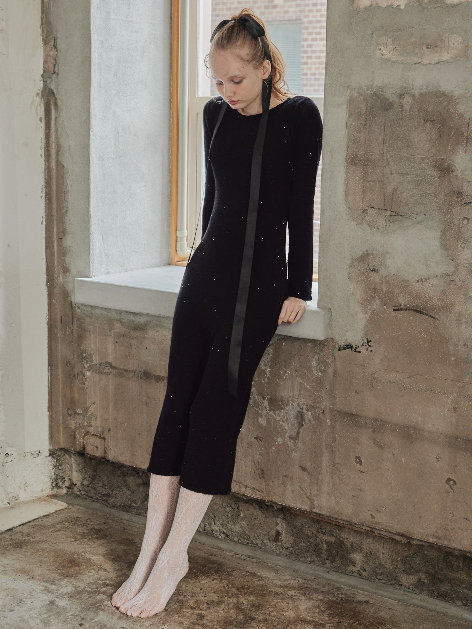 Back open shiny knit dress ブラック size:M model:173cm DASHA.G