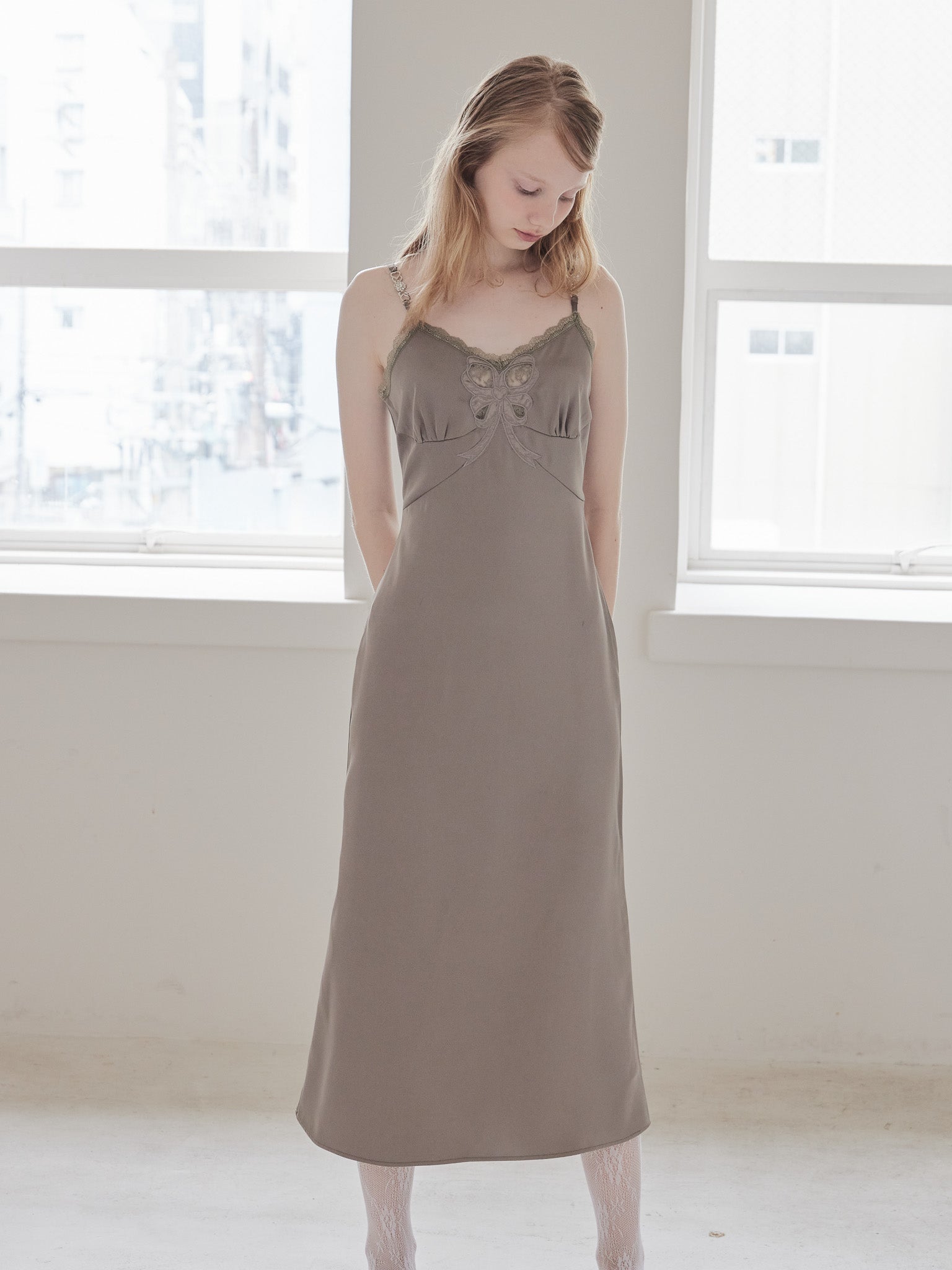 Ribbon embroidered satin cami dress モカ size:M model:173cm DASHA.G