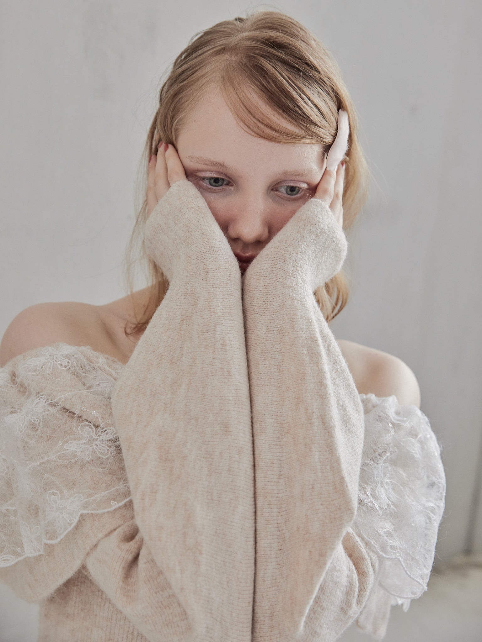 Shiny lace frill knit top ベージュ size:M model:173cm DASHA.G