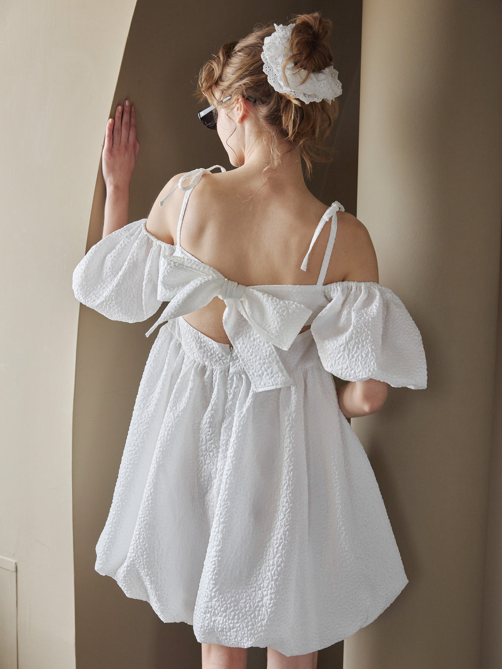 Back ribbon embossed volume mini dress ホワイト size:M model:175cm MARTA
