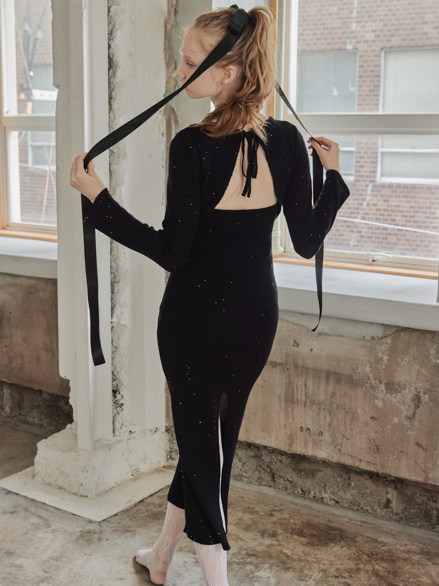 Back open shiny knit dress ブラック size:M model:173cm DASHA.G