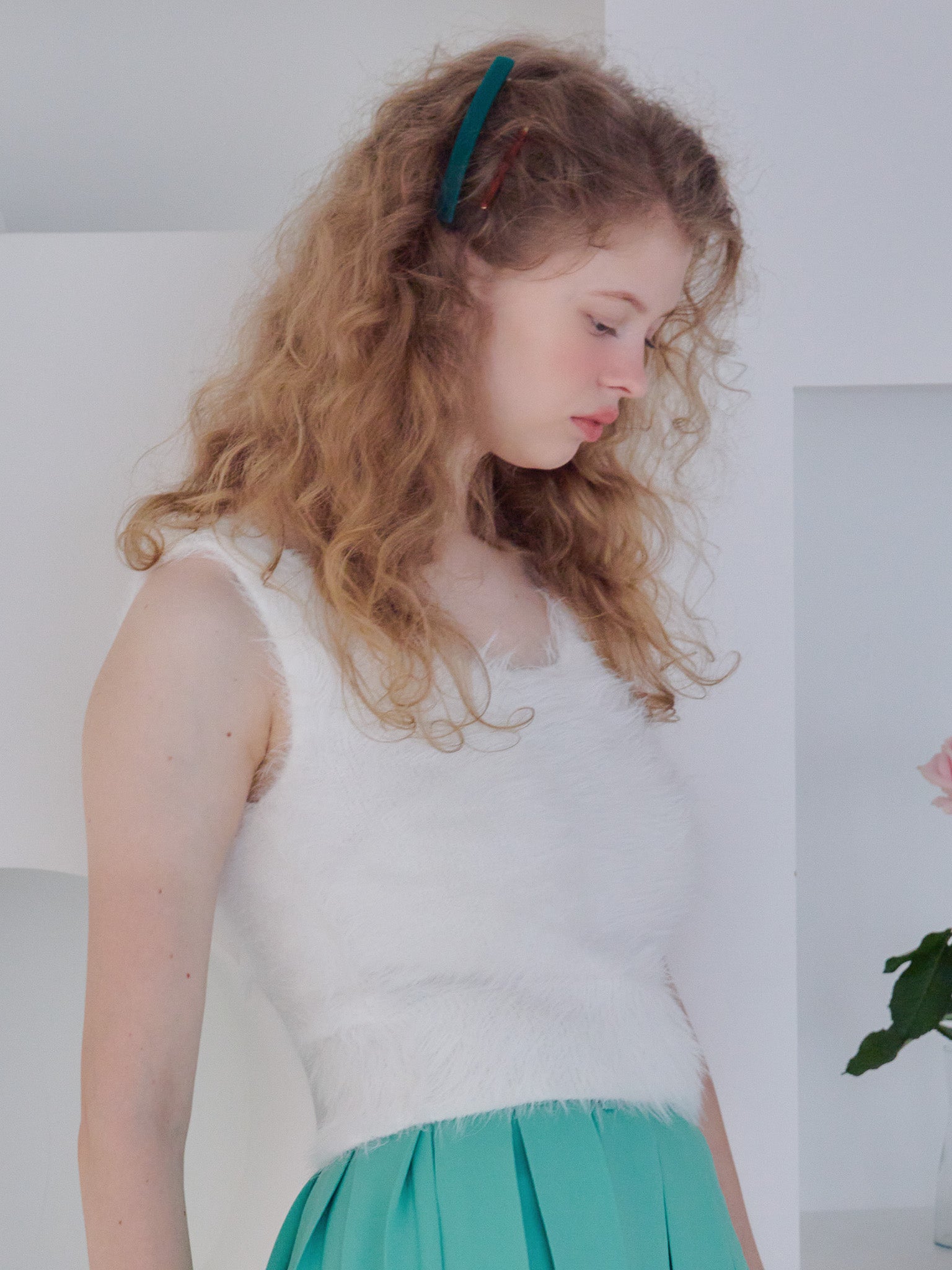 Back open shaggy knit tank top ホワイト size:M model:173cm Olesia