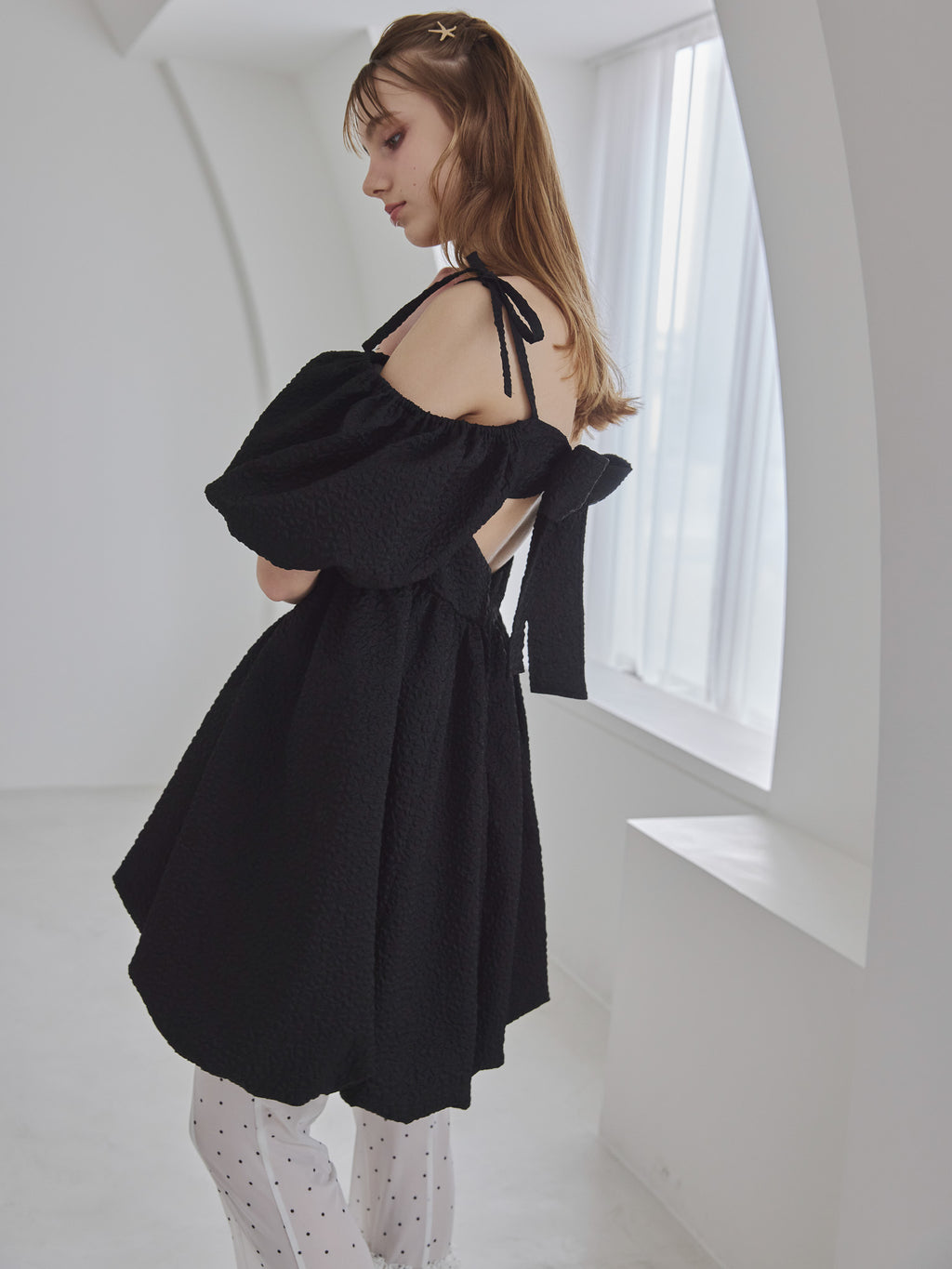 Back ribbon embossed volume mini dress ブラック size:M model:175cm MARTA