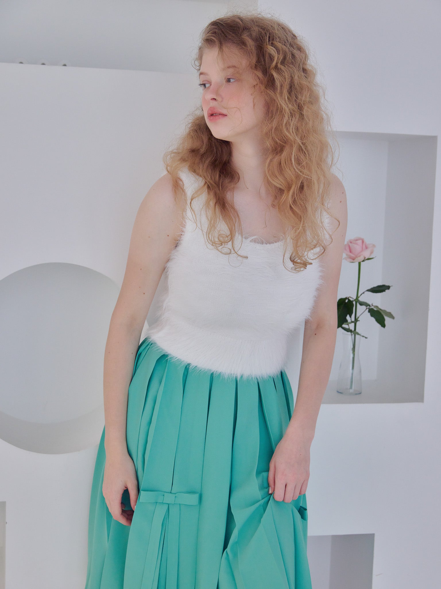 Back open shaggy knit tank top ホワイト size:M model:173cm Olesia