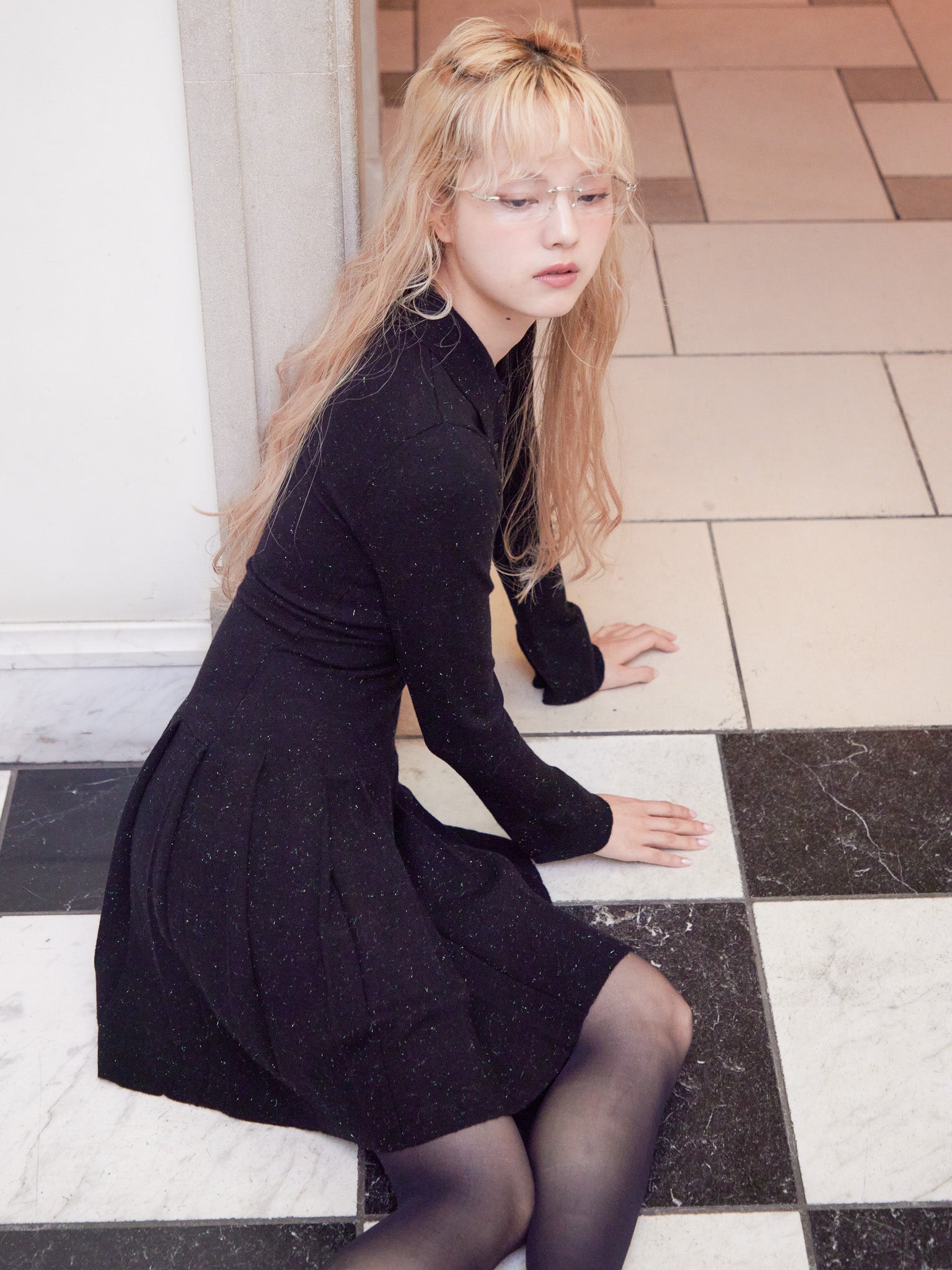 Low waist pleated glitter knit dress ブラック size:M model:163cm MINAMI