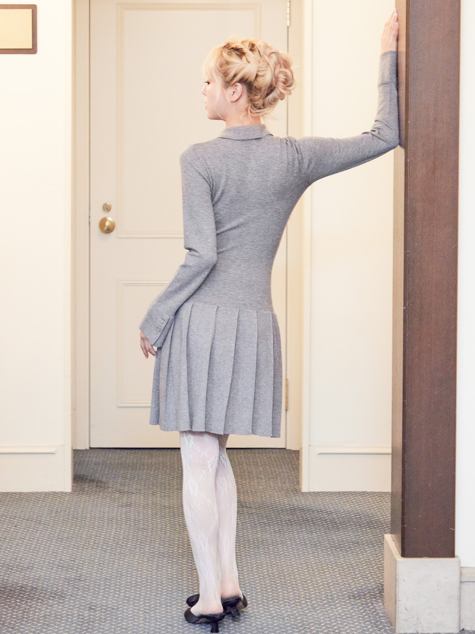 Low waist pleated glitter knit dress グレー size:M model:163cm MINAMI