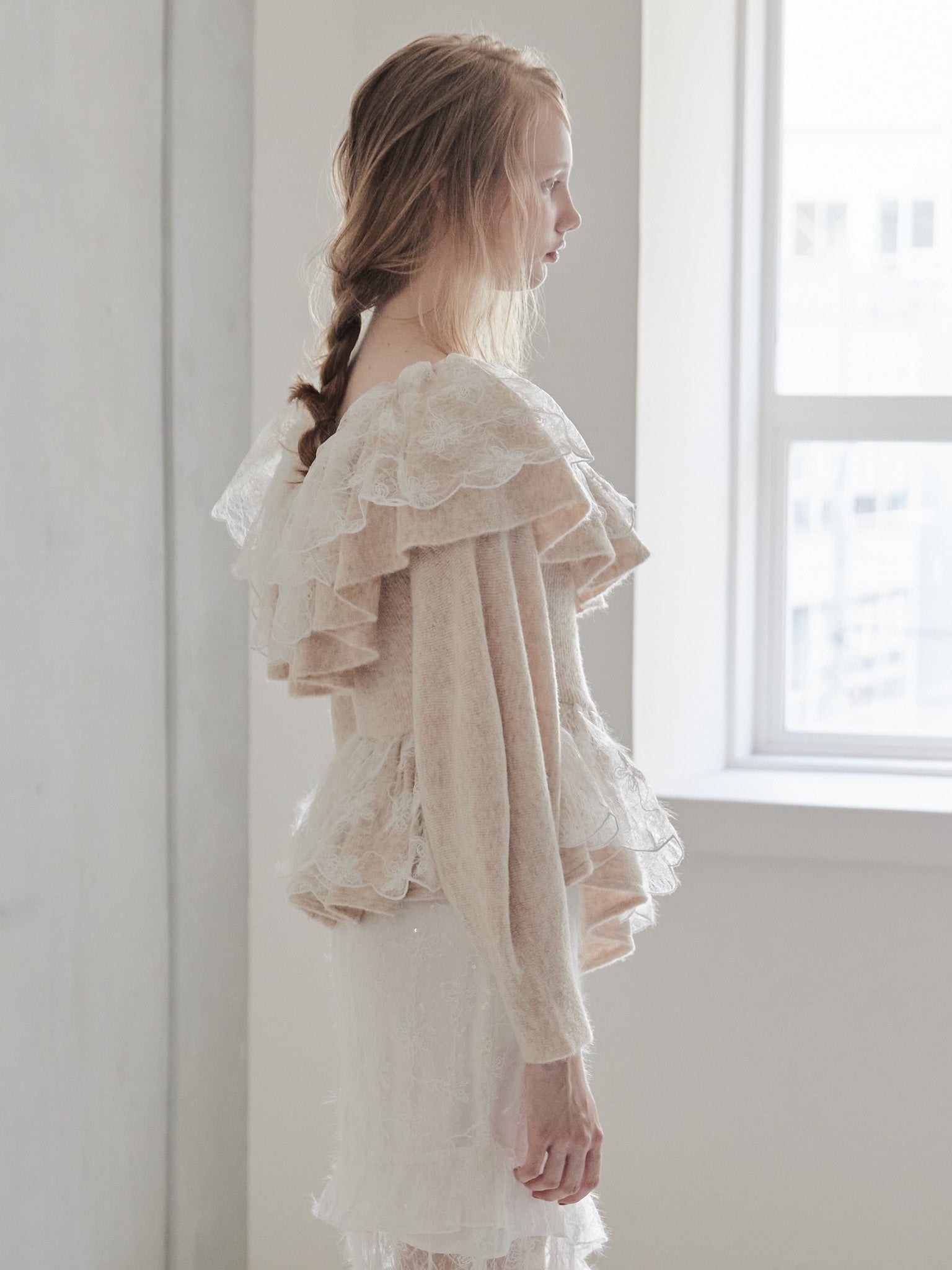 Shiny lace frill knit top ベージュ size:M model:173cm DASHA.G