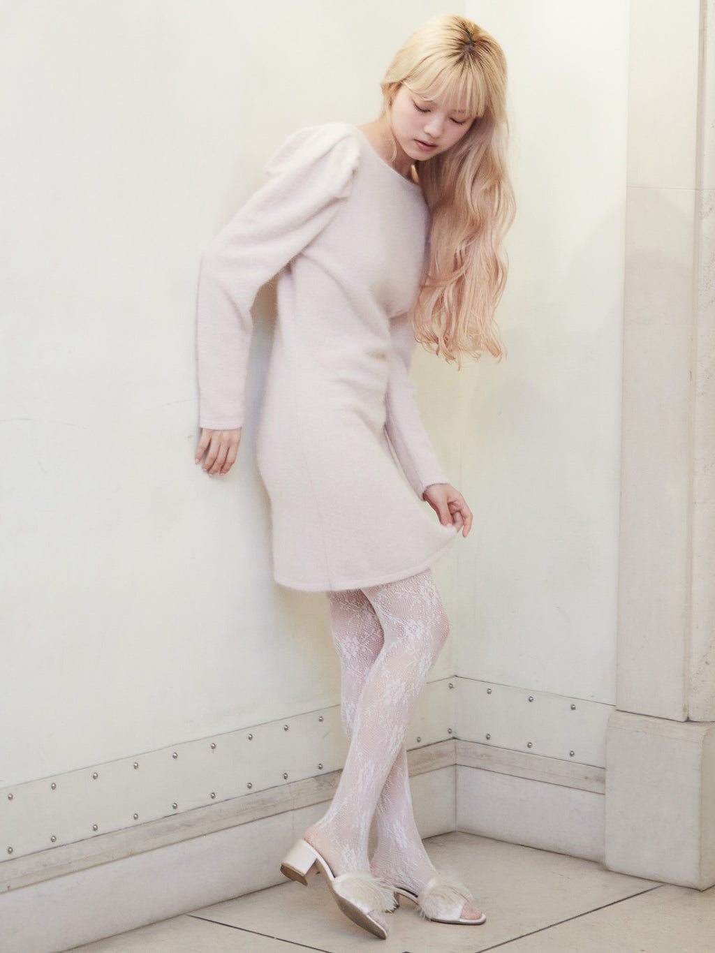 Back open shaggy knit mini dress ピンクベージュ size:M model:163cm MINAMI