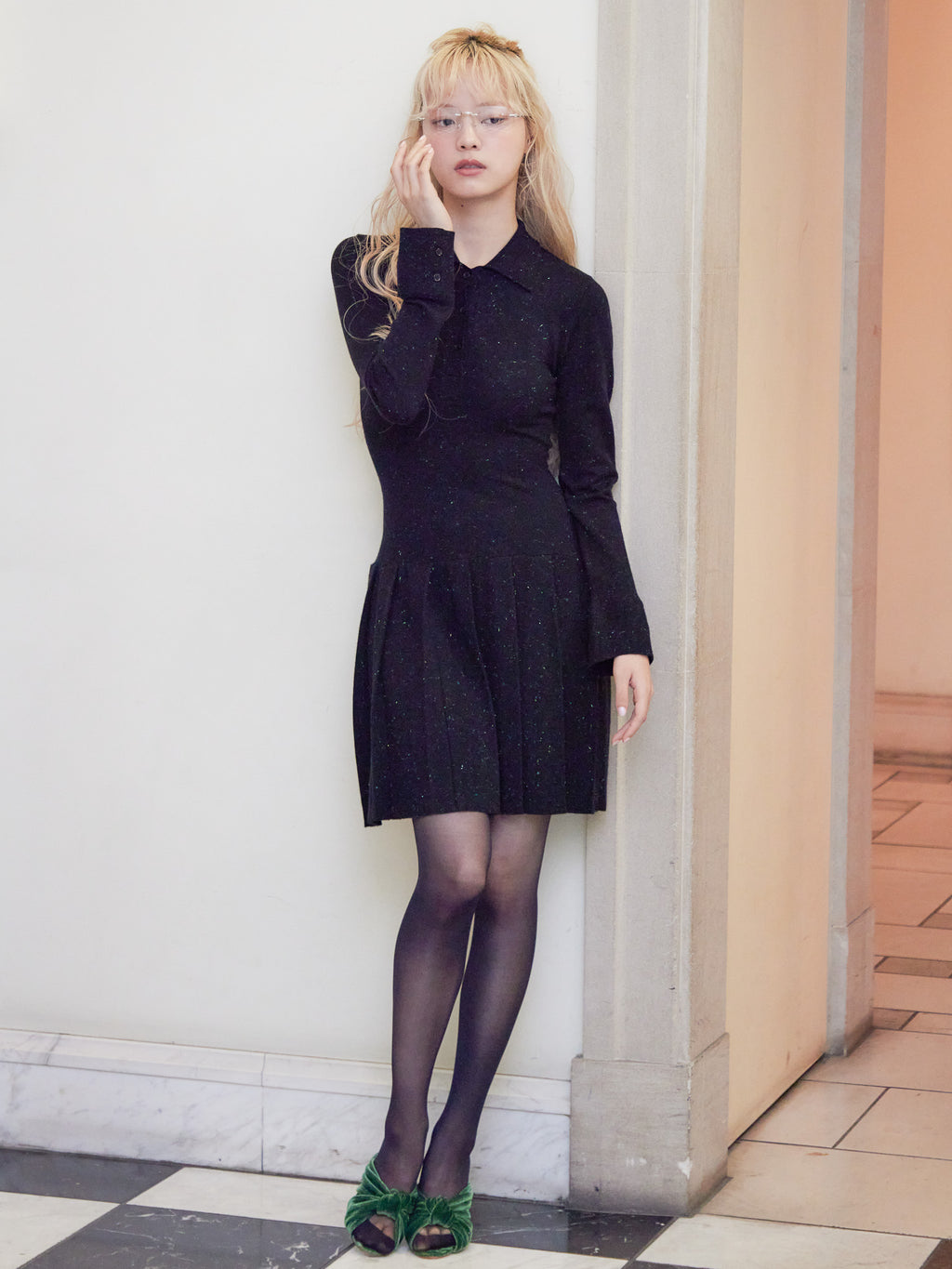 Low waist pleated glitter knit dress ブラック size:M model:163cm MINAMI