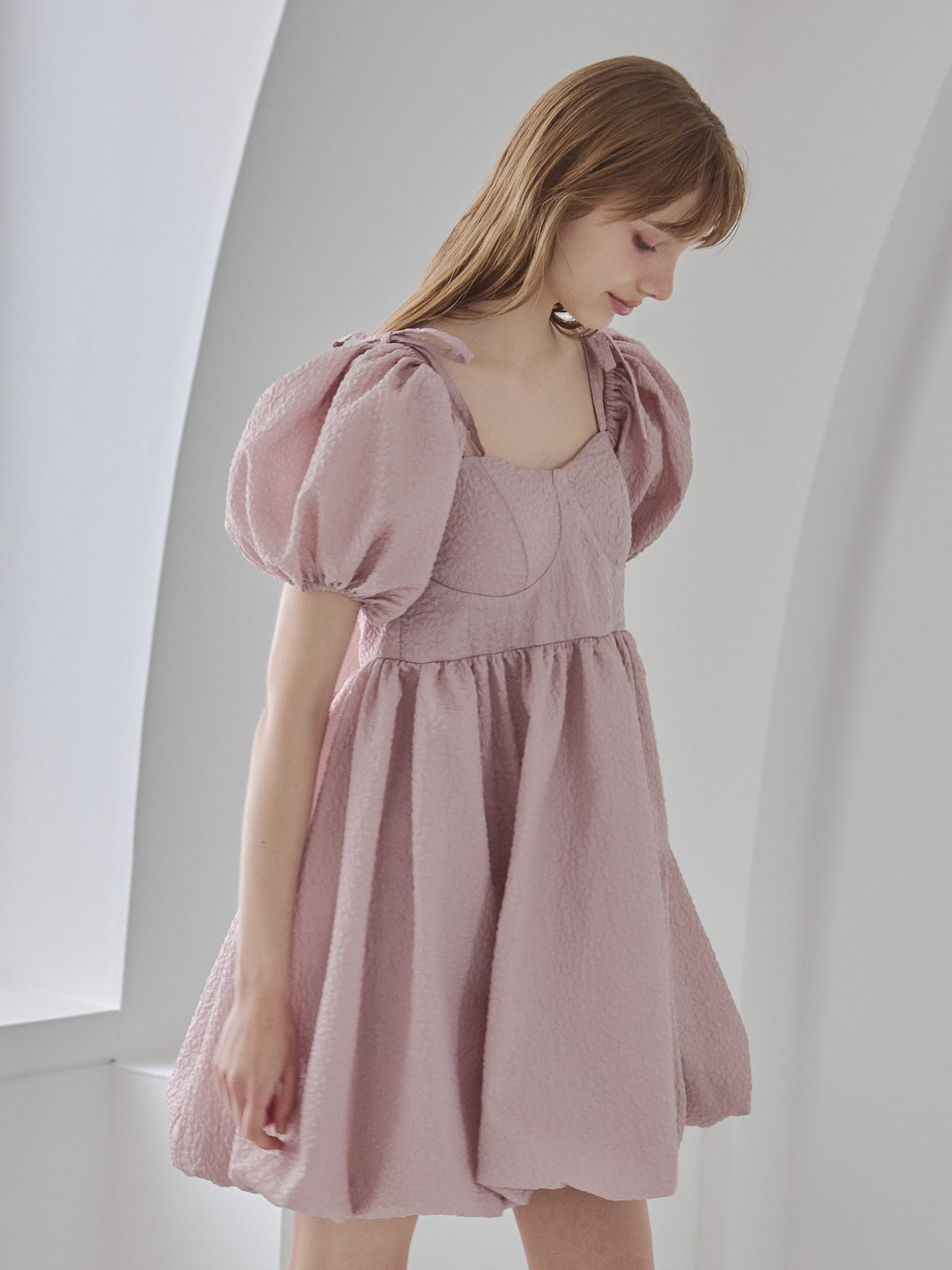 Back ribbon embossed volume mini dress ピンクベージュ size:M model:175cm MARTA
