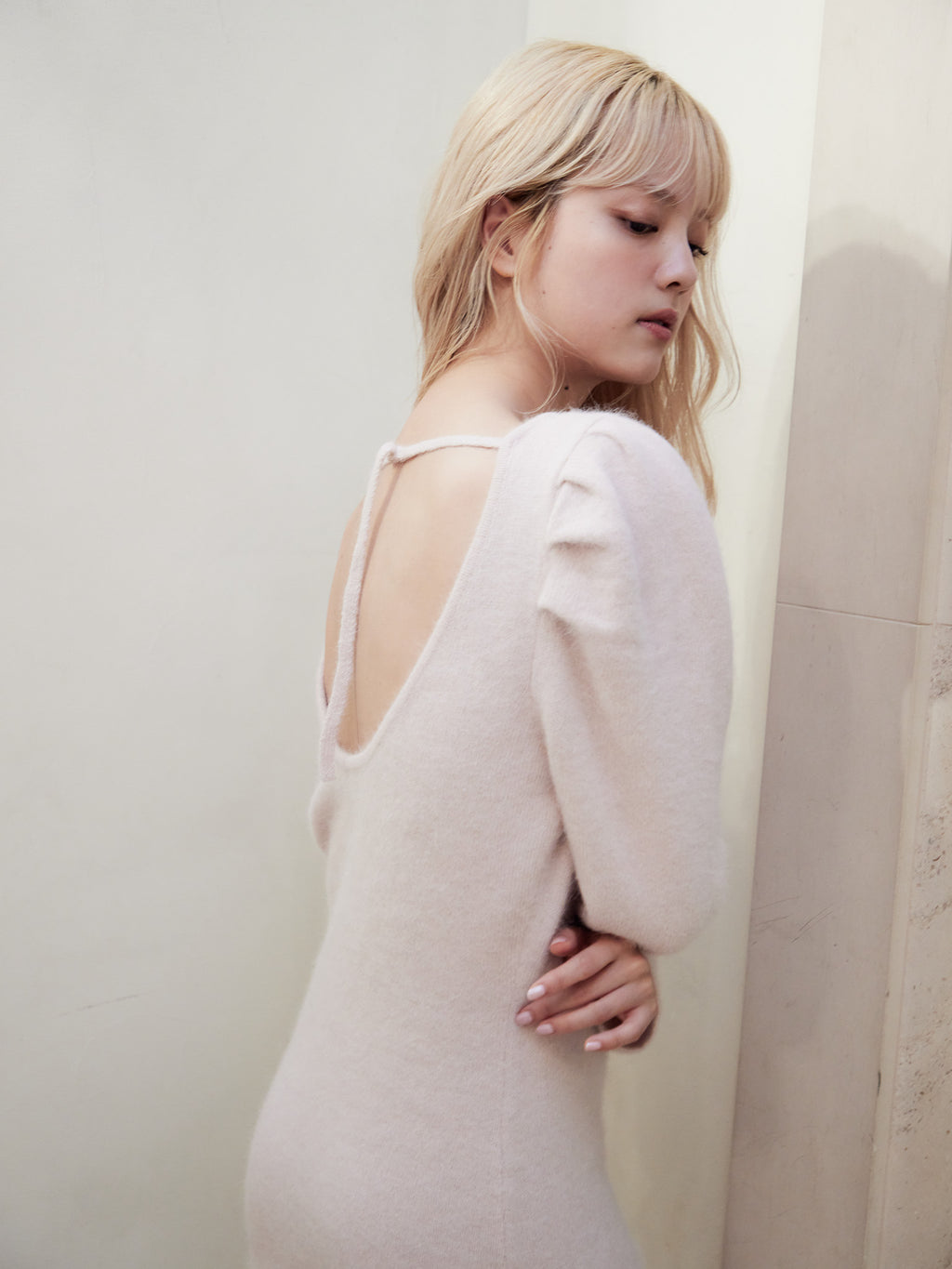 Back open shaggy knit mini dress ピンクベージュ size:M model:163cm MINAMI
