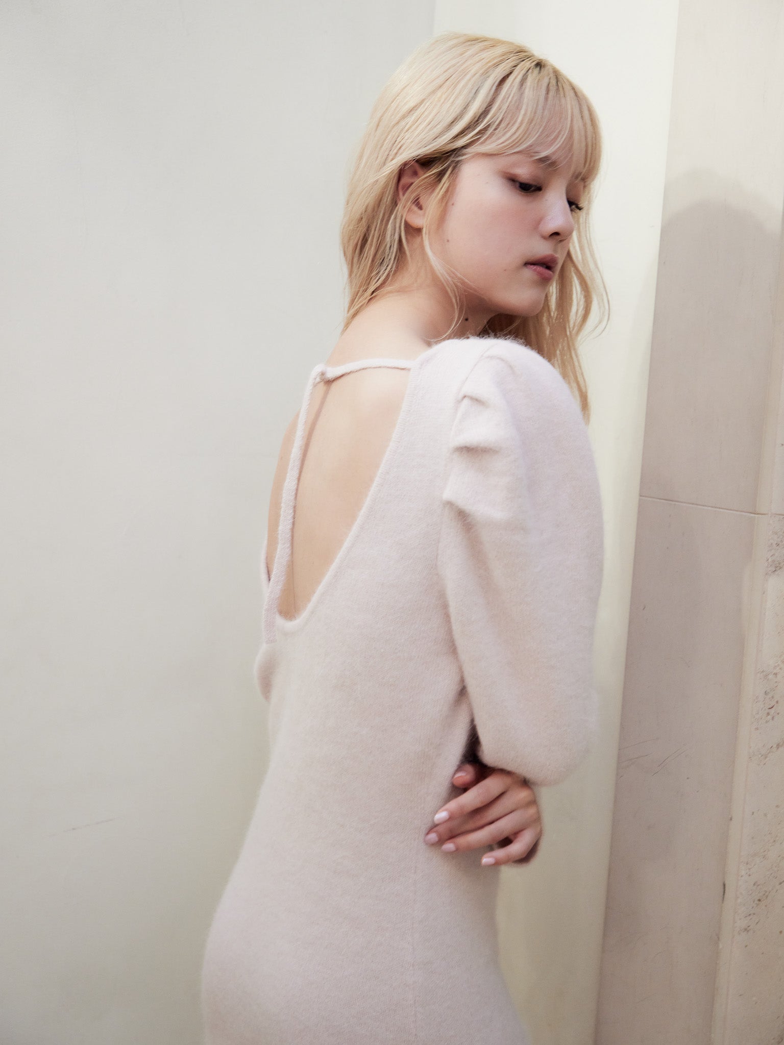 Back open shaggy knit mini dress ピンクベージュ size:M model:163cm MINAMI