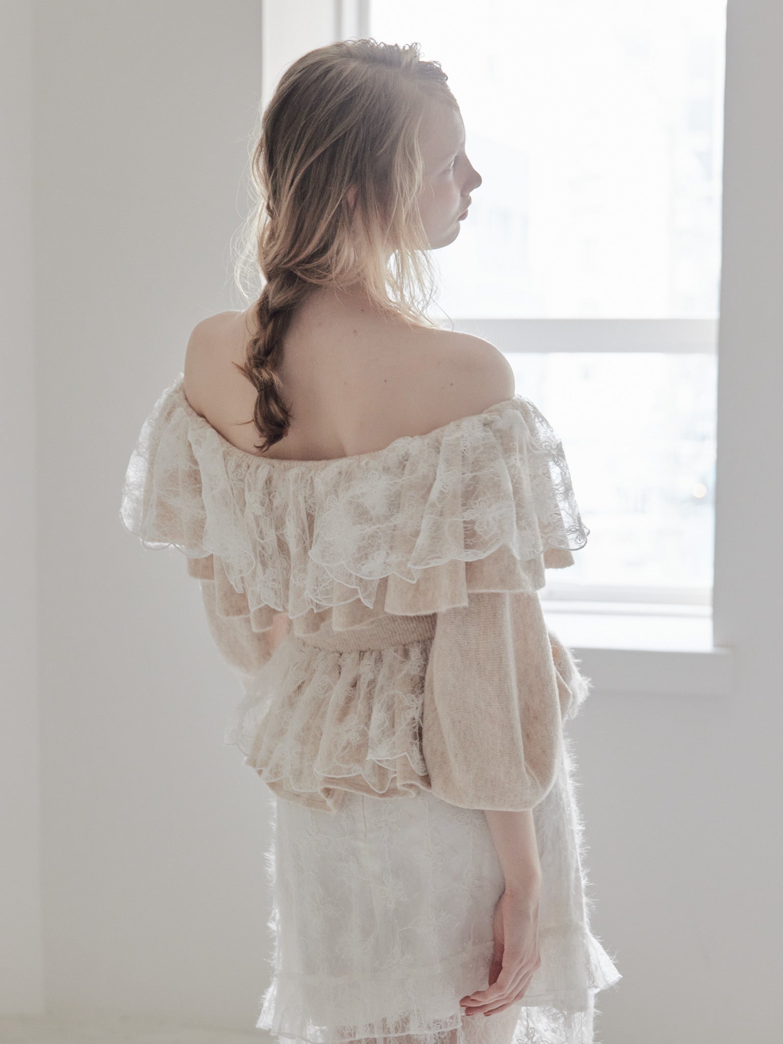 Shiny lace frill knit top ベージュ size:M model:173cm DASHA.G