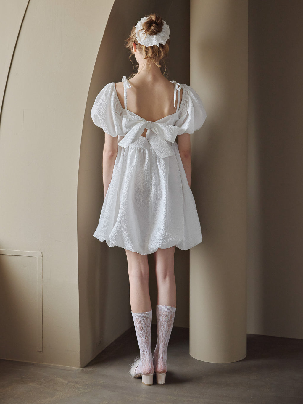 Back ribbon embossed volume mini dress ホワイト size:M model:175cm MARTA