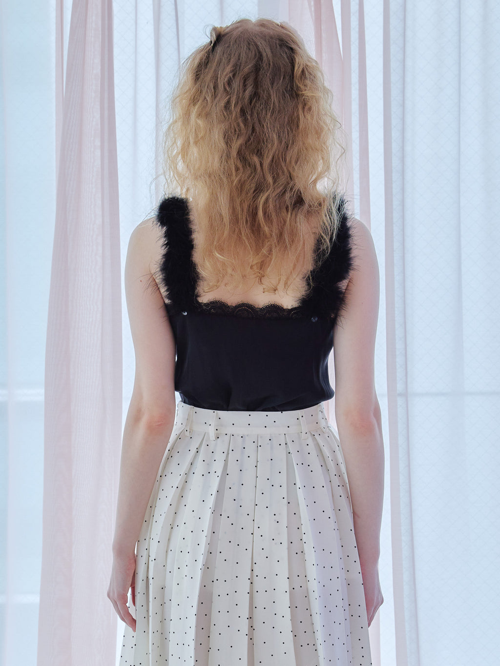 Fur shoulder satin camisole ブラック size:M model:173cm Olesia