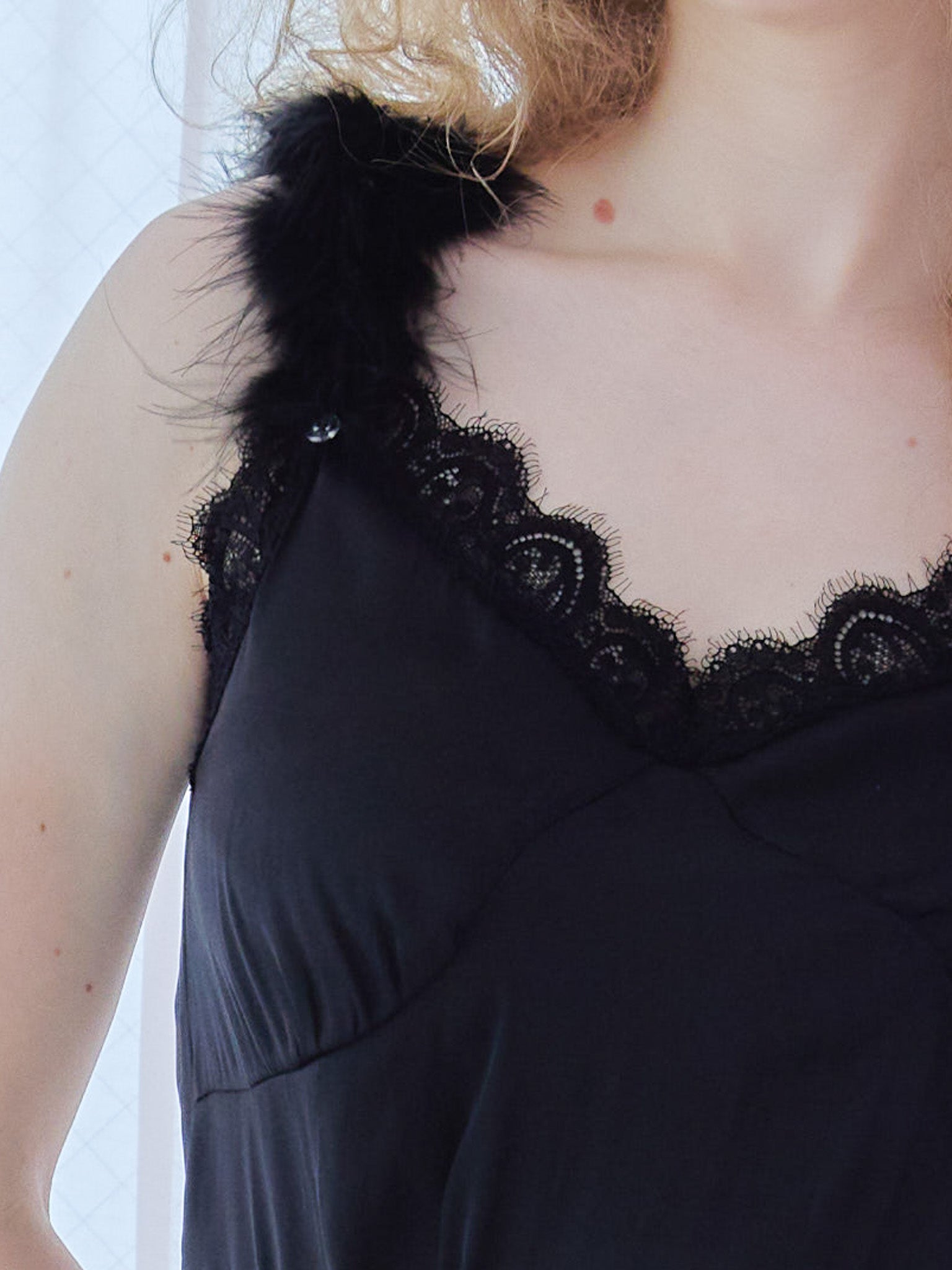 Fur shoulder satin camisole ブラック size:M model:173cm Olesia