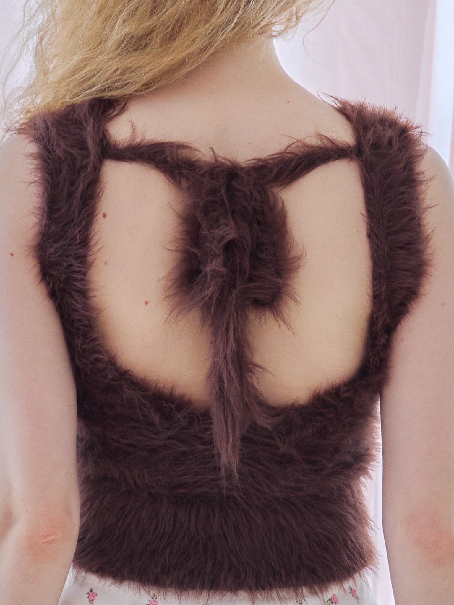 Back open shaggy knit tank top ブラウン size:M model:173cm Olesia