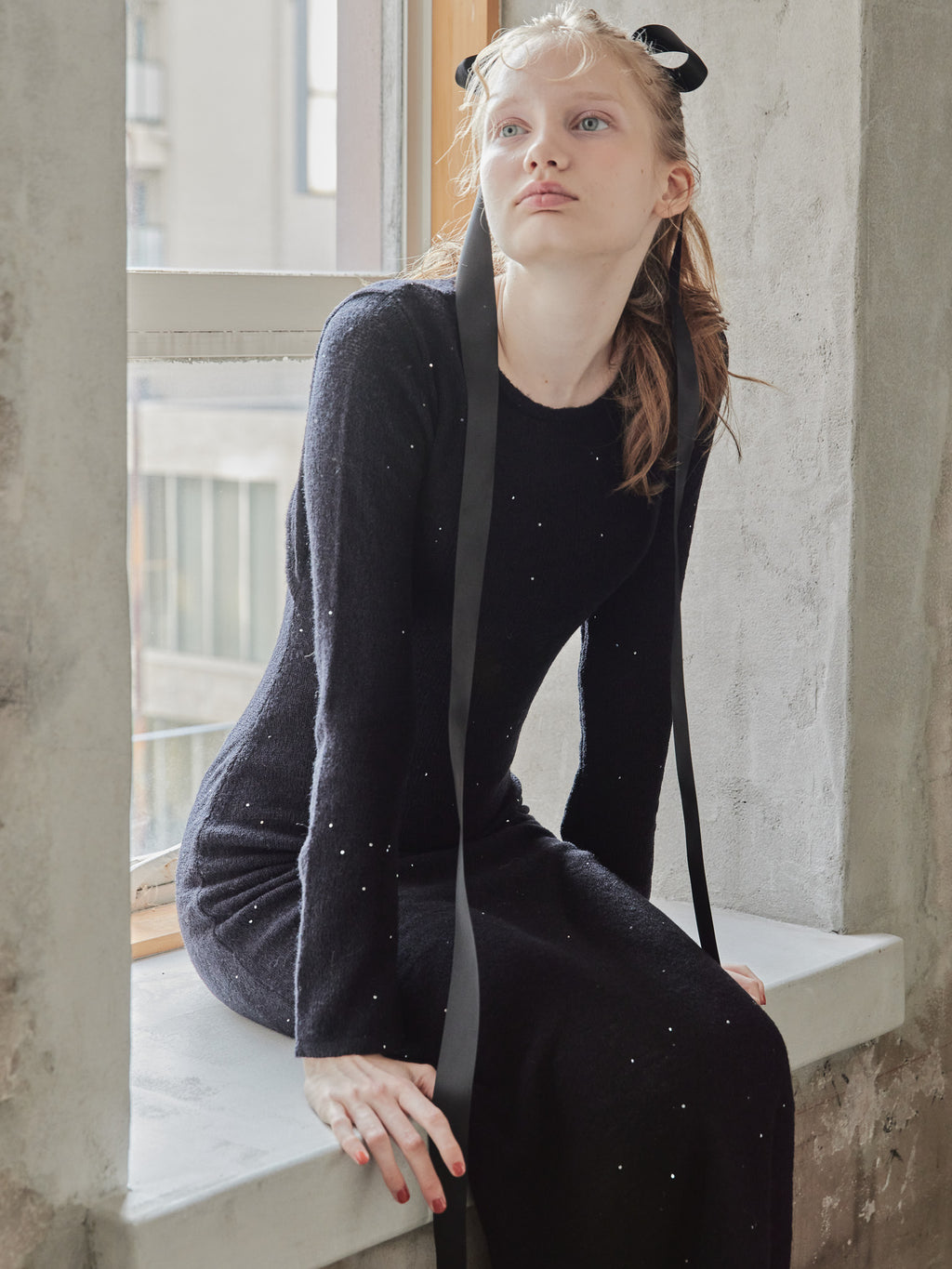 Back open shiny knit dress ブラック size:M model:173cm DASHA.G