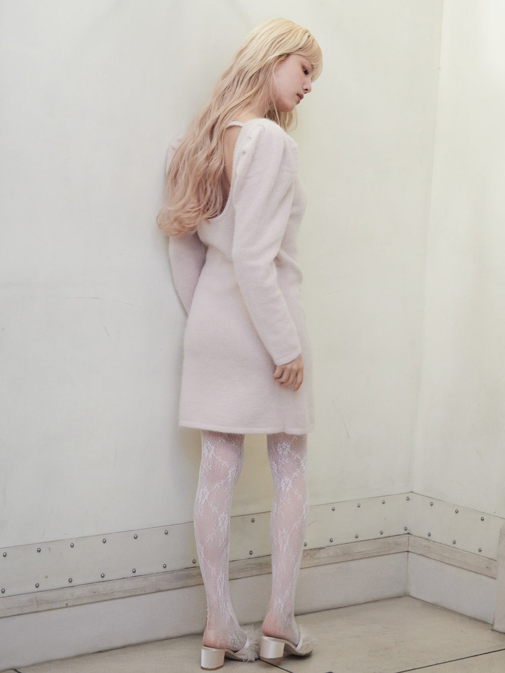 Back open shaggy knit mini dress ピンクベージュ size:M model:163cm MINAMI