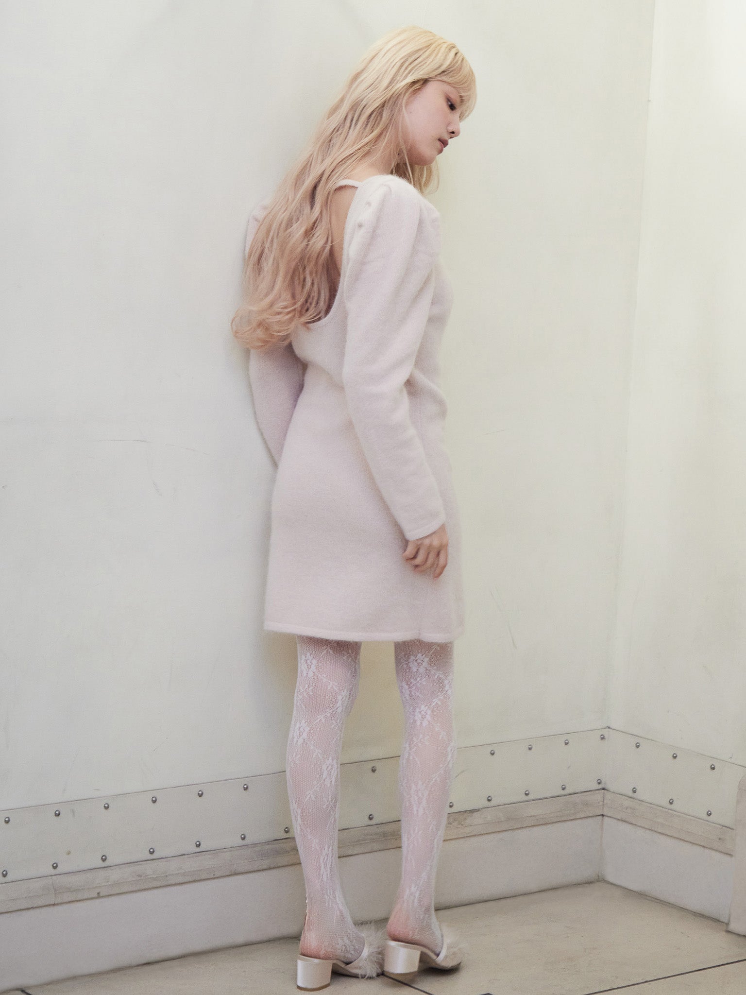 Back open shaggy knit mini dress ピンクベージュ size:M model:163cm MINAMI