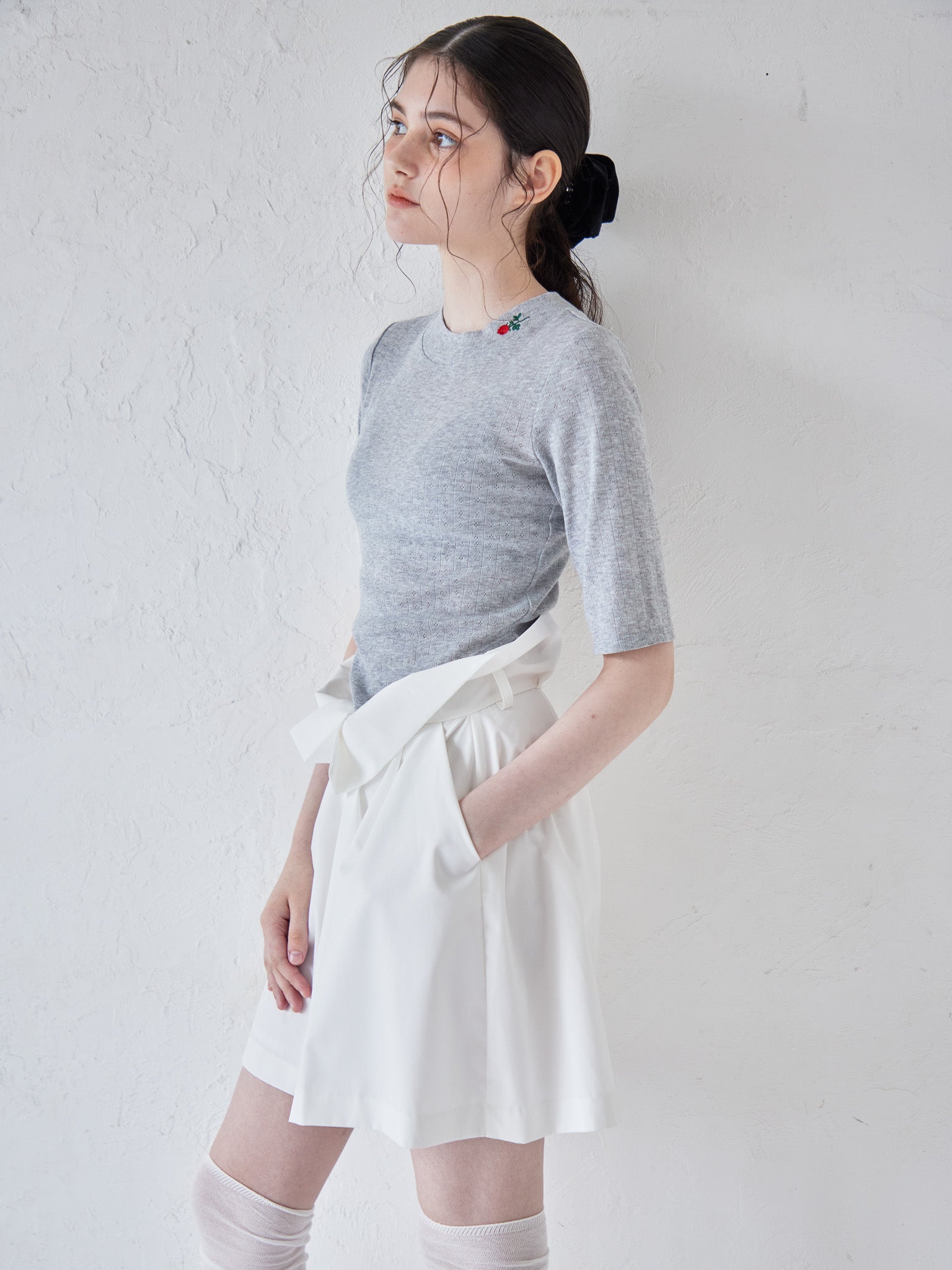Rose embroidery eyelet short top グレー size:M model:170cm ALICE