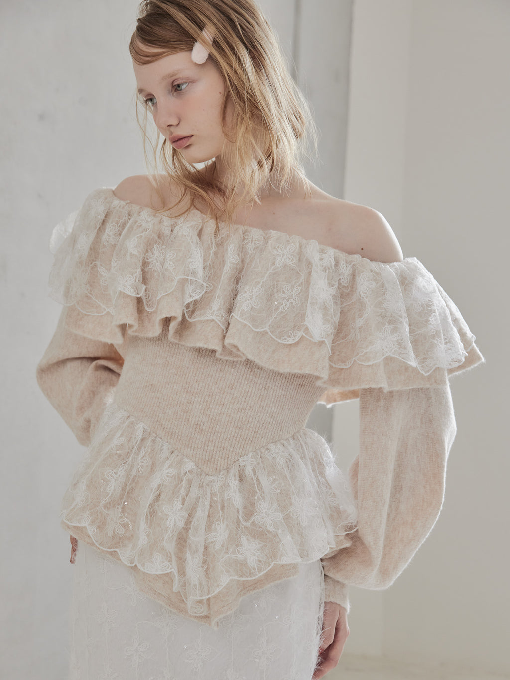 Shiny lace frill knit top ベージュ size:M model:173cm DASHA.G