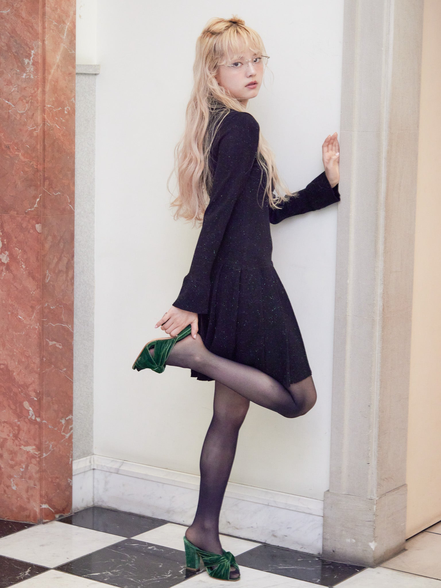 Low waist pleated glitter knit dress ブラック size:M model:163cm MINAMI