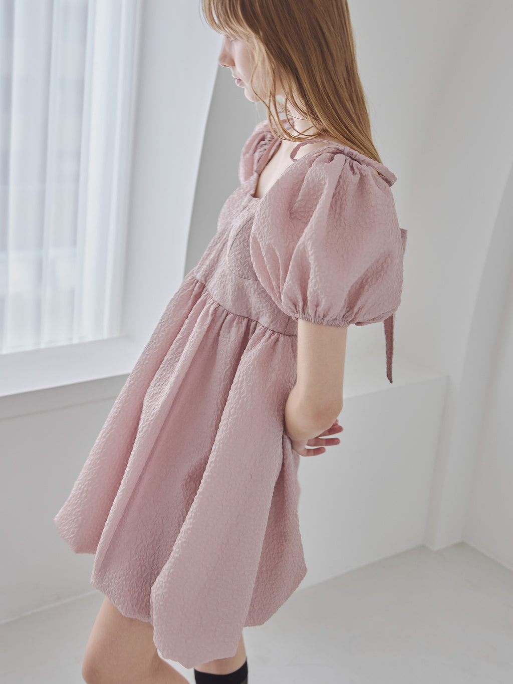 Back ribbon embossed volume mini dress ピンクベージュ size:M model:175cm MARTA