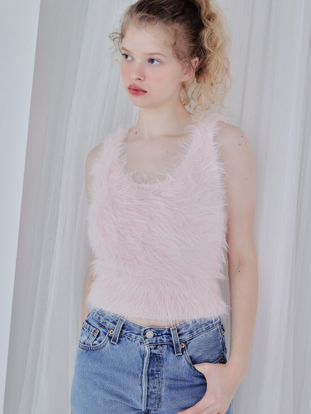 Back open shaggy knit tank top ピンク size:M model:173cm Olesia