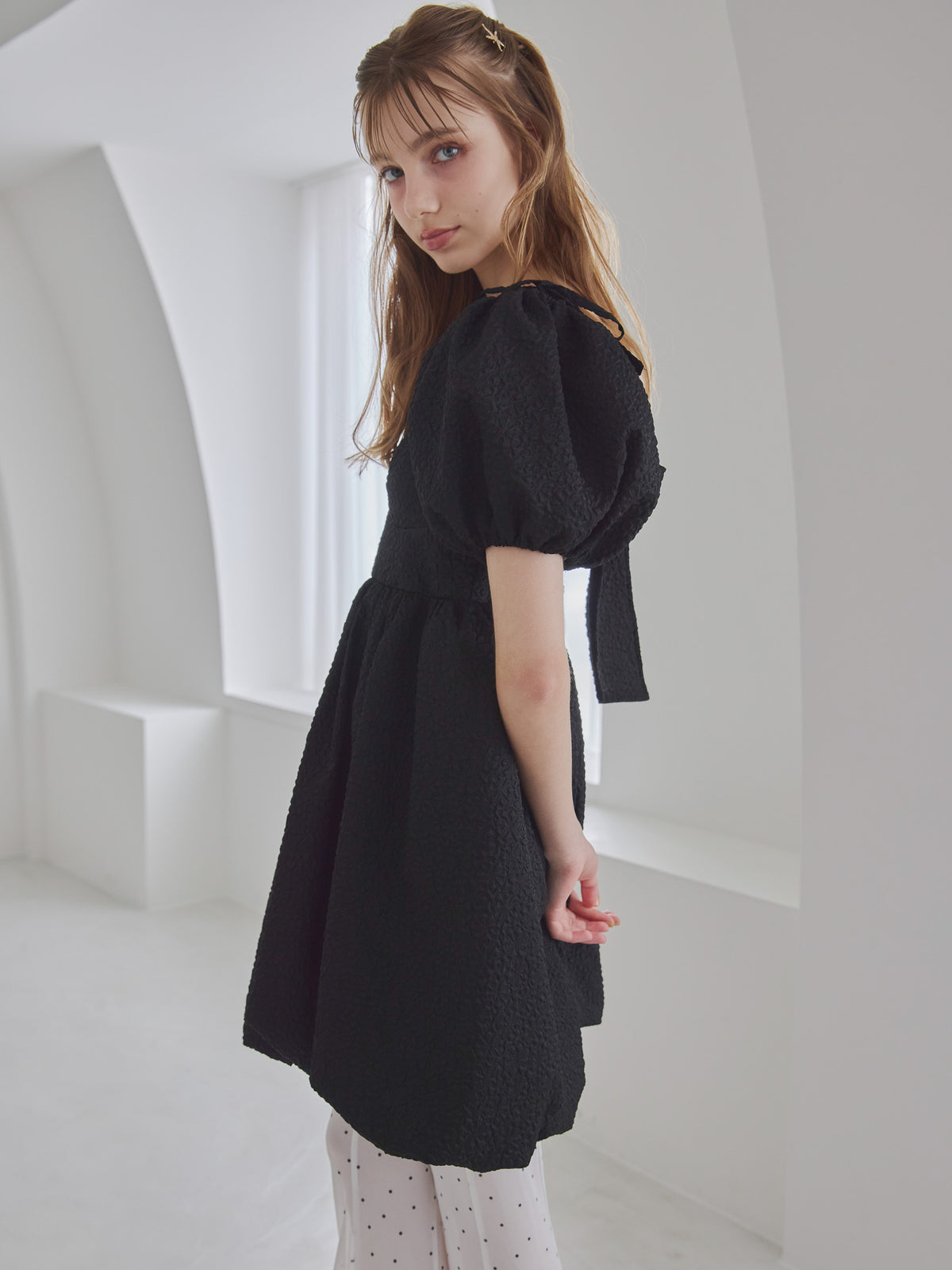 Back ribbon embossed volume mini dress ブラック size:M model:175cm MARTA