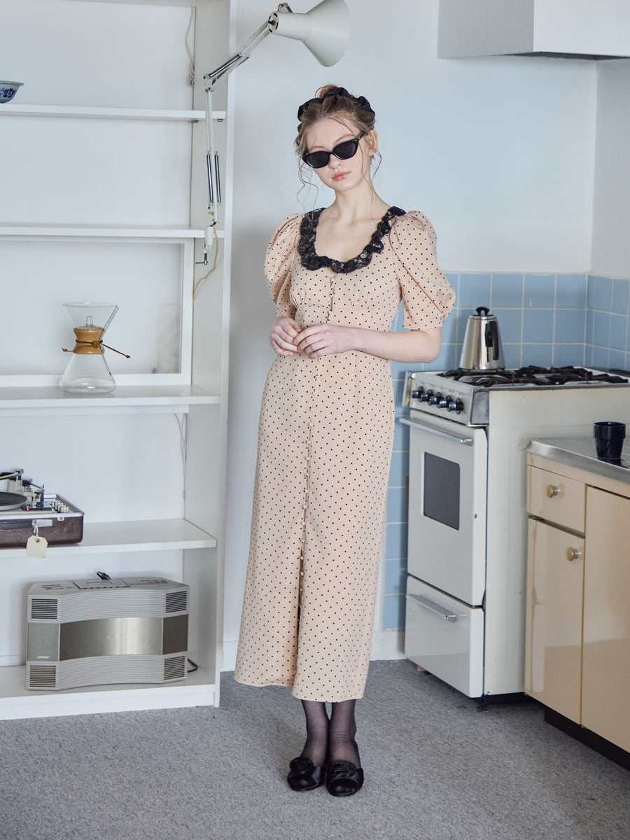 Decollete lace dress
