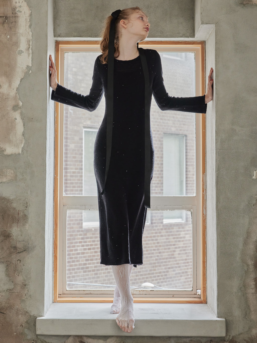 Back open shiny knit dress ブラック size:M model:173cm DASHA.G