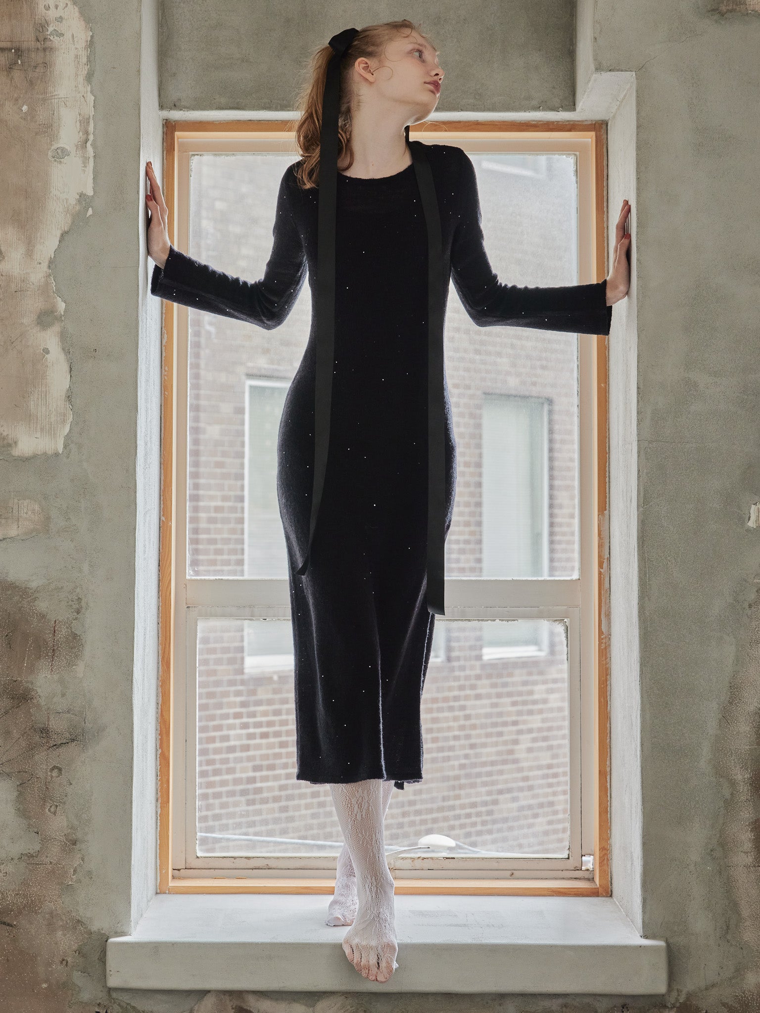 Back open shiny knit dress ブラック size:M model:173cm DASHA.G