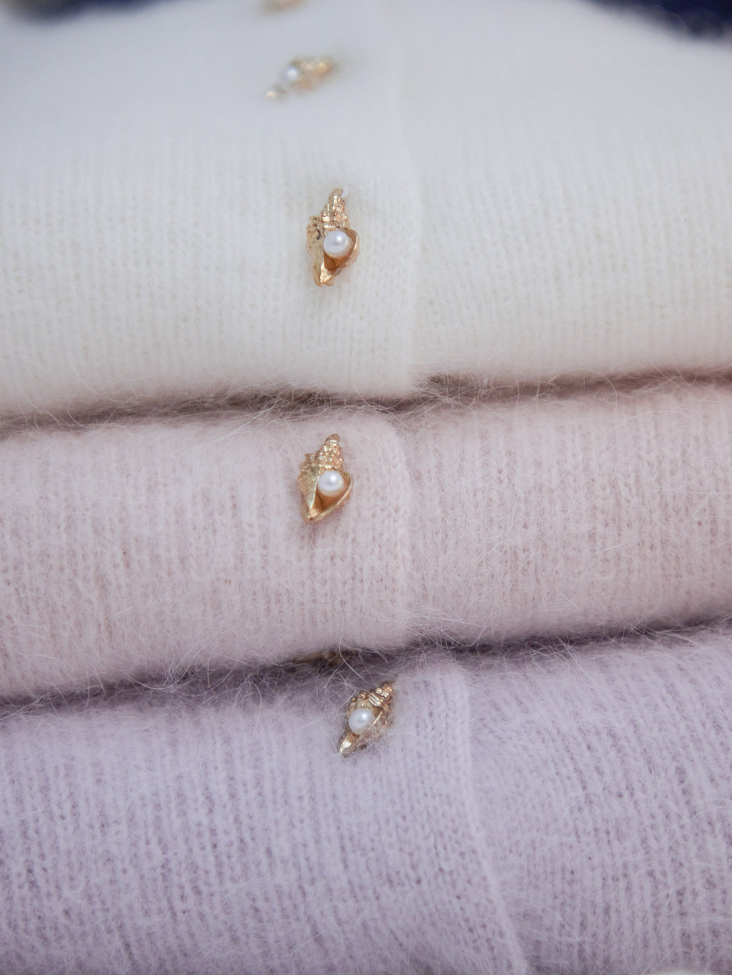 Shell button shaggy cardigan model:163cm MINAMI