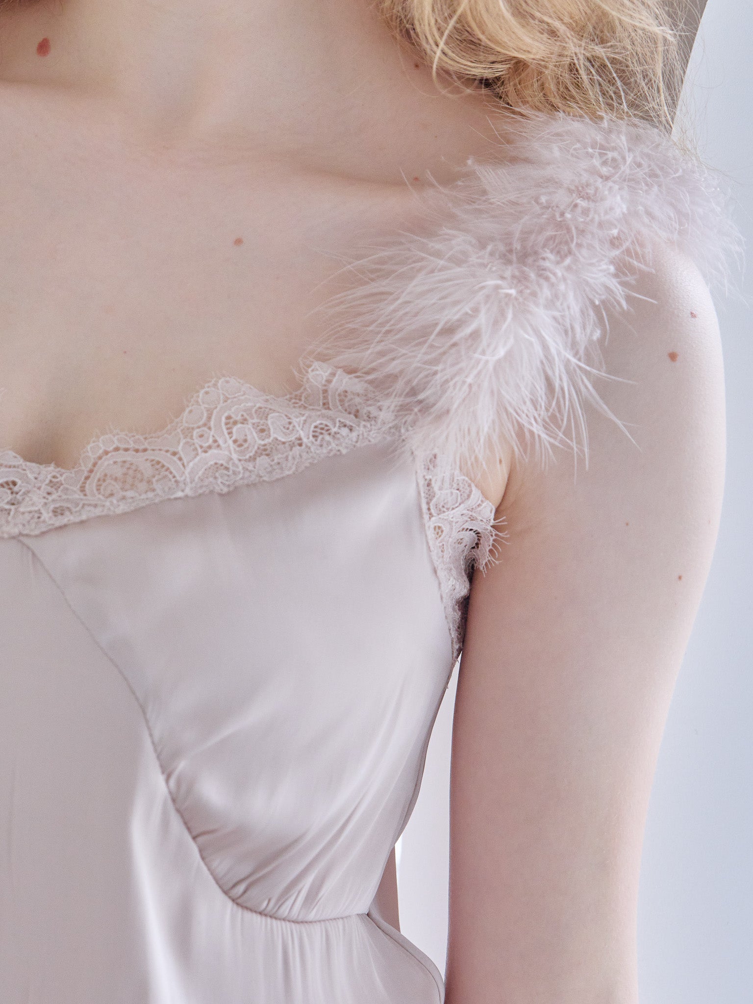 Fur shoulder satin camisole ピンクベージュ size:M model:173cm Olesia