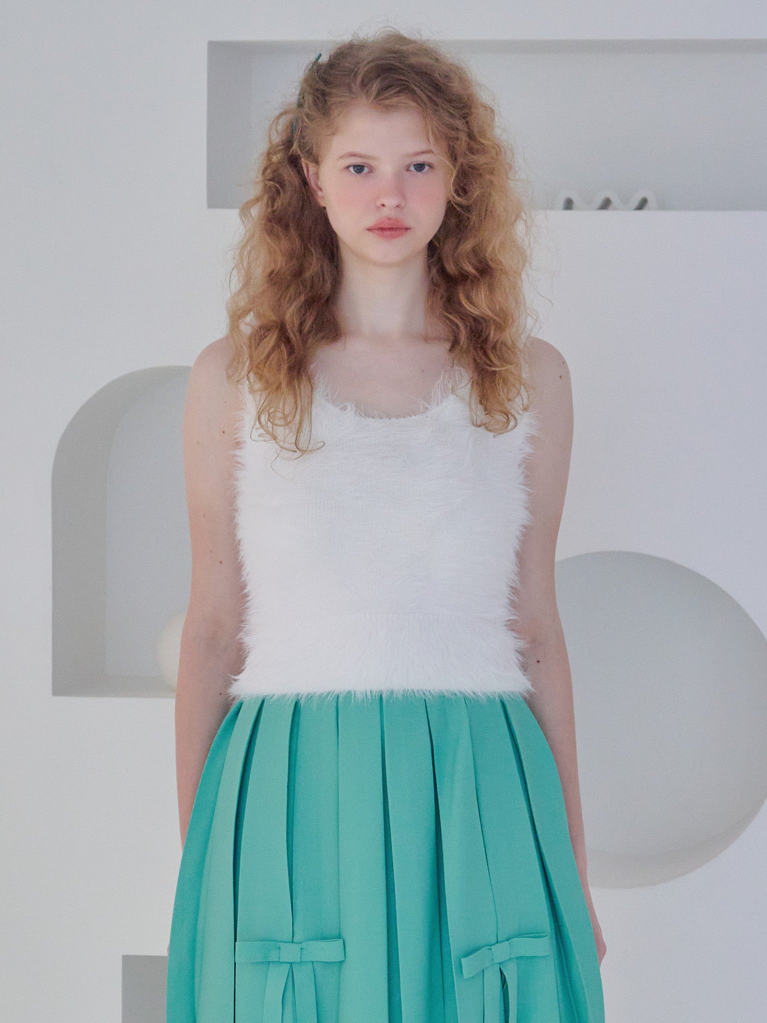 Back open shaggy knit tank top ホワイト size:M model:173cm Olesia