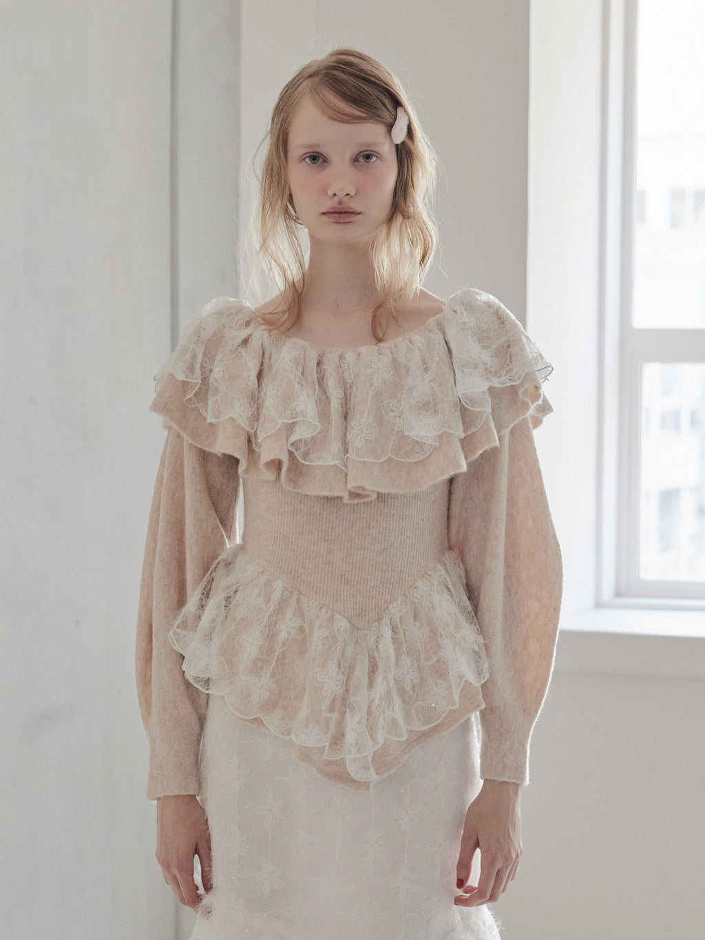 Shiny lace frill knit top ベージュ size:M model:173cm DASHA.G