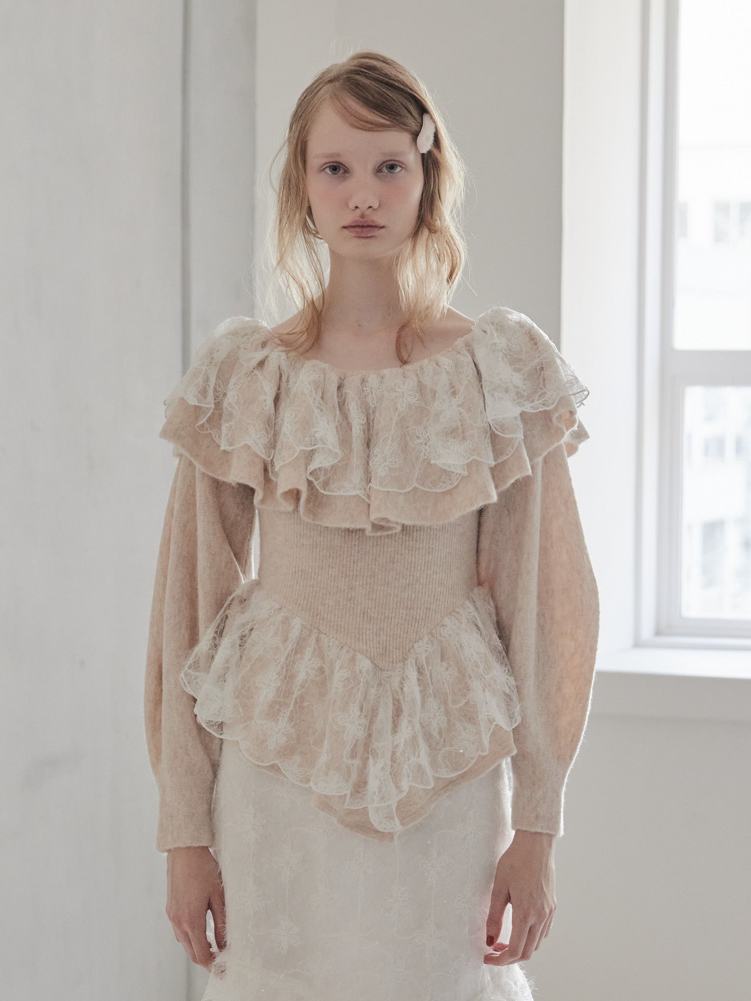 Shiny lace frill knit top ベージュ size:M model:173cm DASHA.G