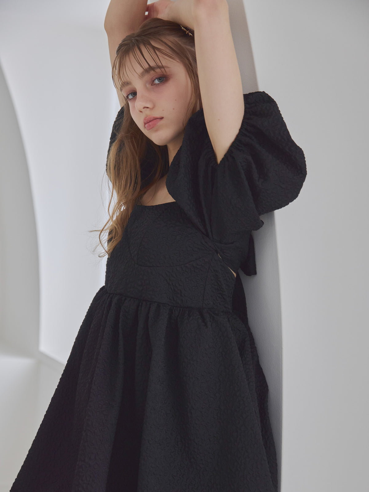 Back ribbon embossed volume mini dress ブラック size:M model:175cm MARTA