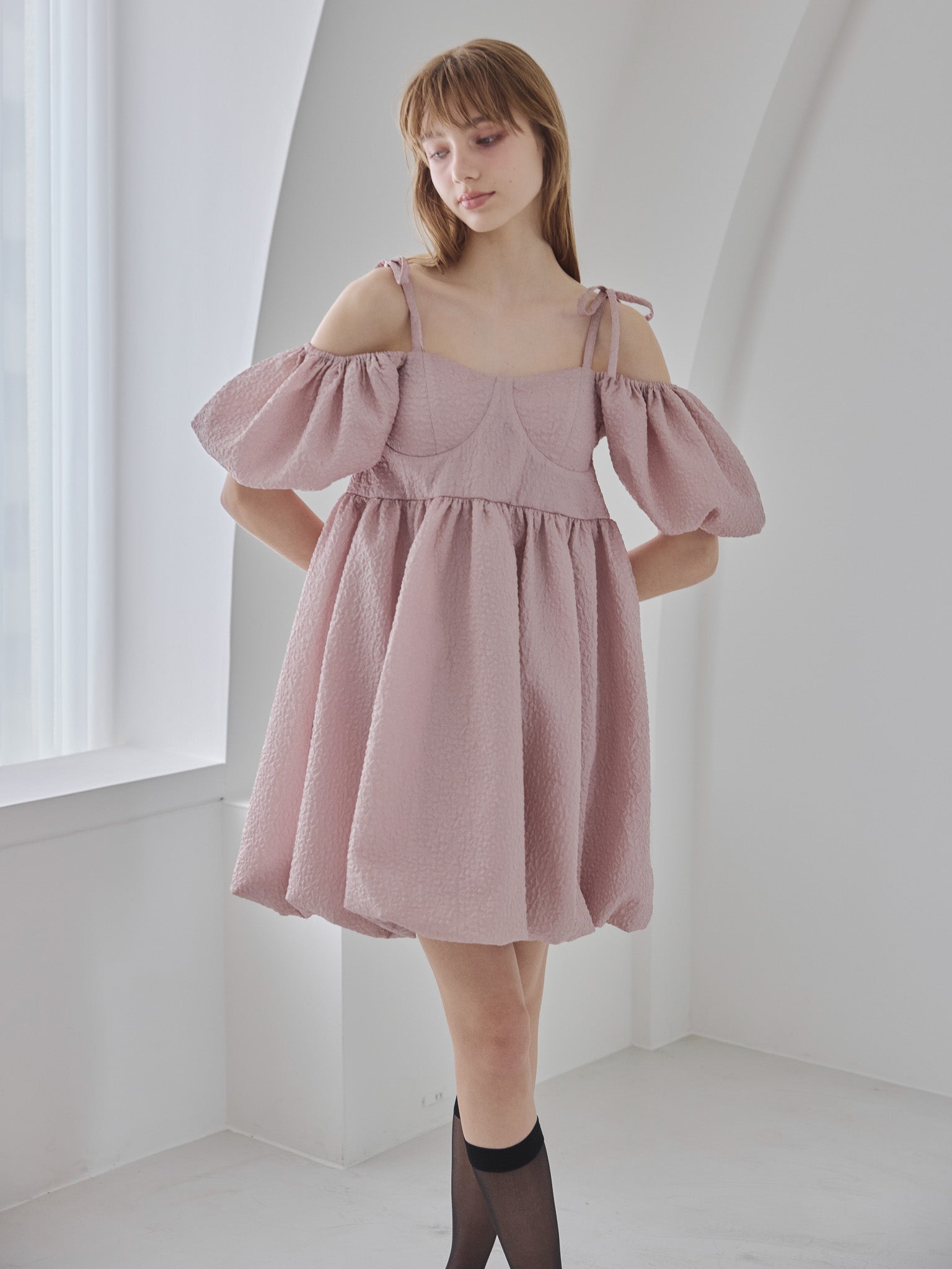 Back ribbon embossed volume mini dress ピンクベージュ size:M model:175cm MARTA