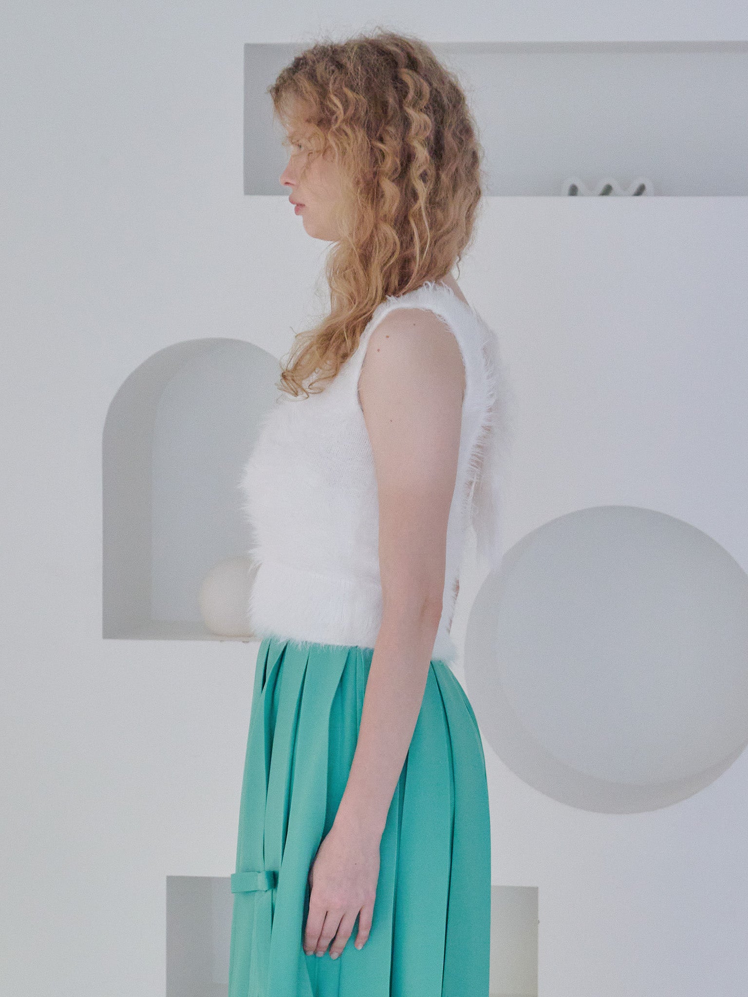 Back open shaggy knit tank top ホワイト size:M model:173cm Olesia